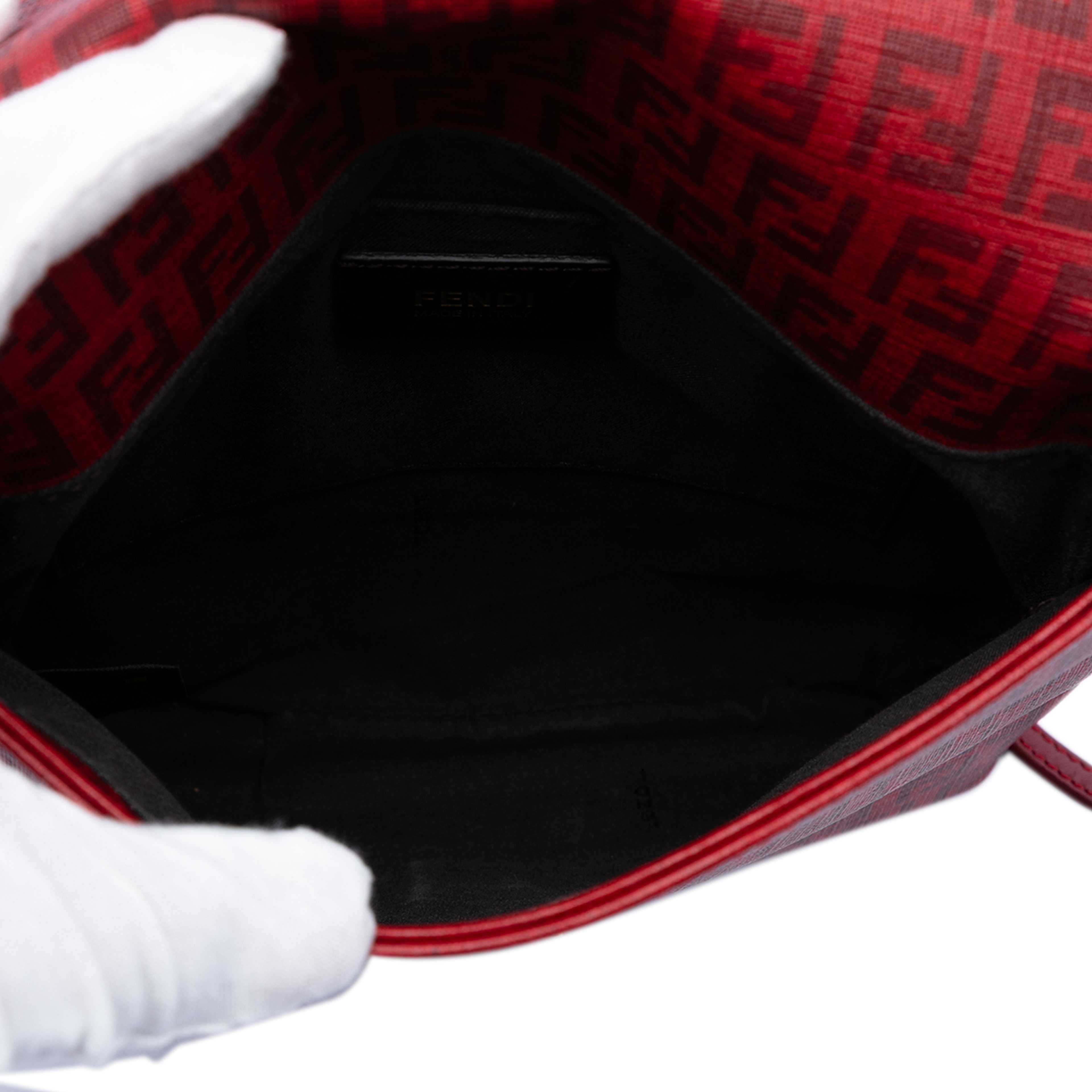 Fendi Zucchino Spalmati Crossbody, från Luxclusif, i färgen red. Klicka för att öppna bilden i stort format