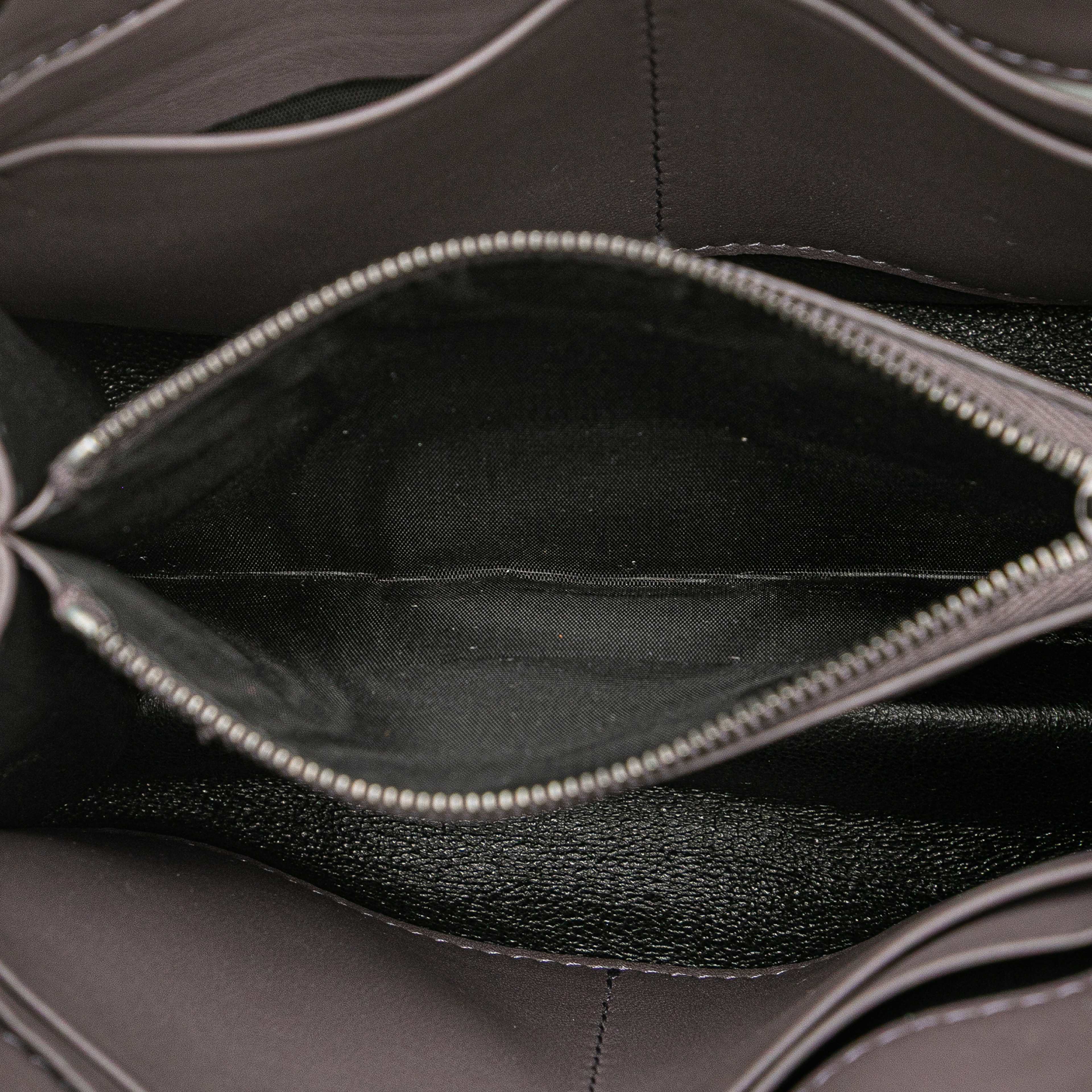 Bottega Veneta Nappa Intrecciato Chain Wallet, från Luxclusif, i färgen dark gray. Klicka för att öppna bilden i stort format