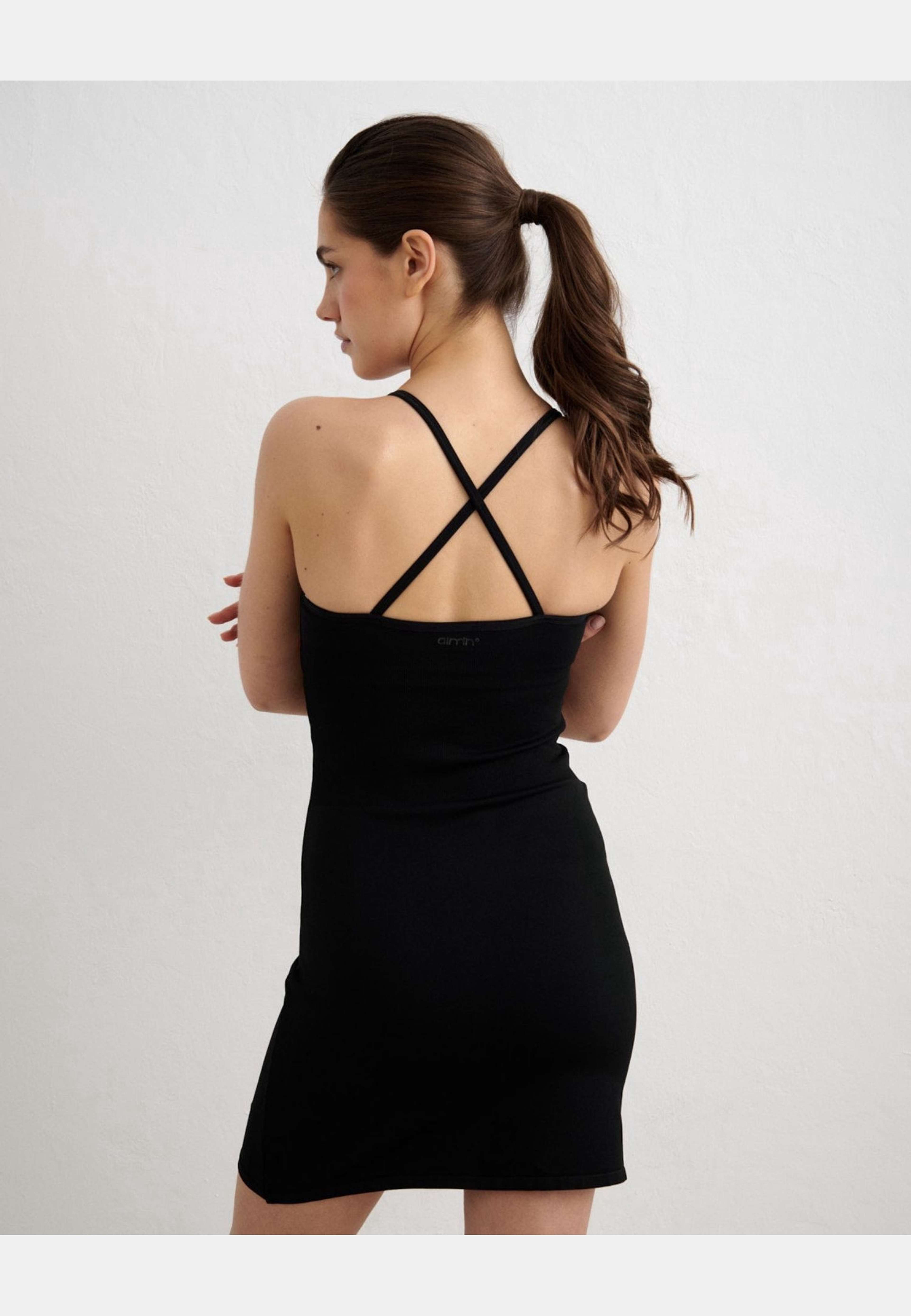 Shape Seamless Deep Cut Dress, från aim'n, i färgen black. Klicka för att öppna bilden i stort format