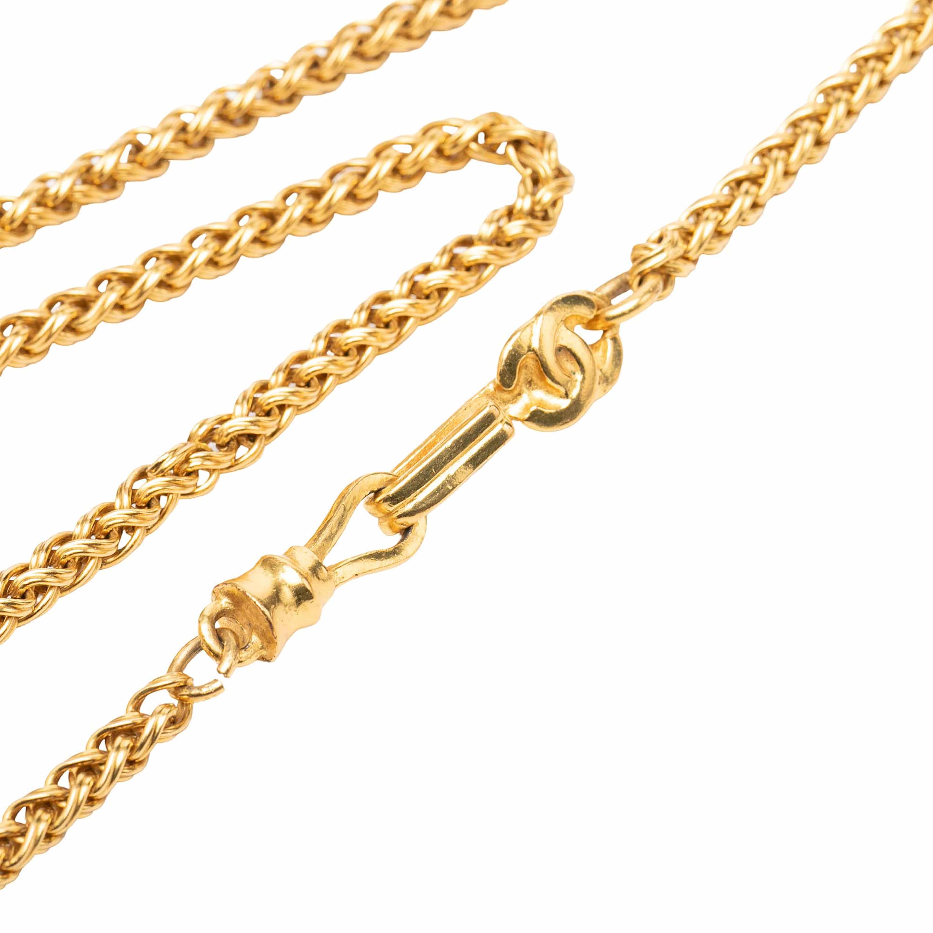 Chanel Cc Gold Plated Filigree Pendant Necklace, från Luxclusif, i färgen guld. Klicka för att öppna bilden i stort format