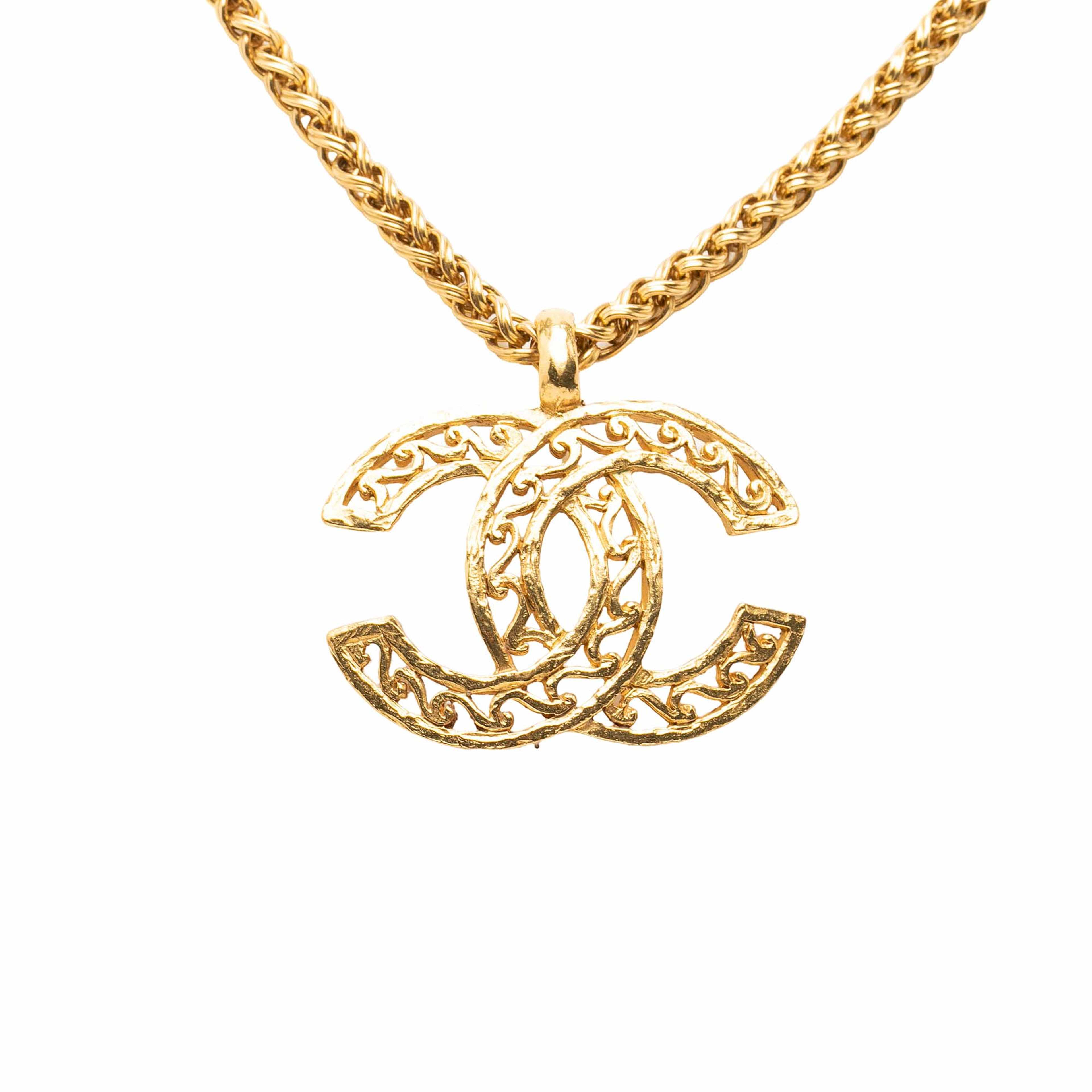 Chanel Cc Gold Plated Filigree Pendant Necklace, från Luxclusif, i färgen guld. Klicka för att öppna bilden i stort format