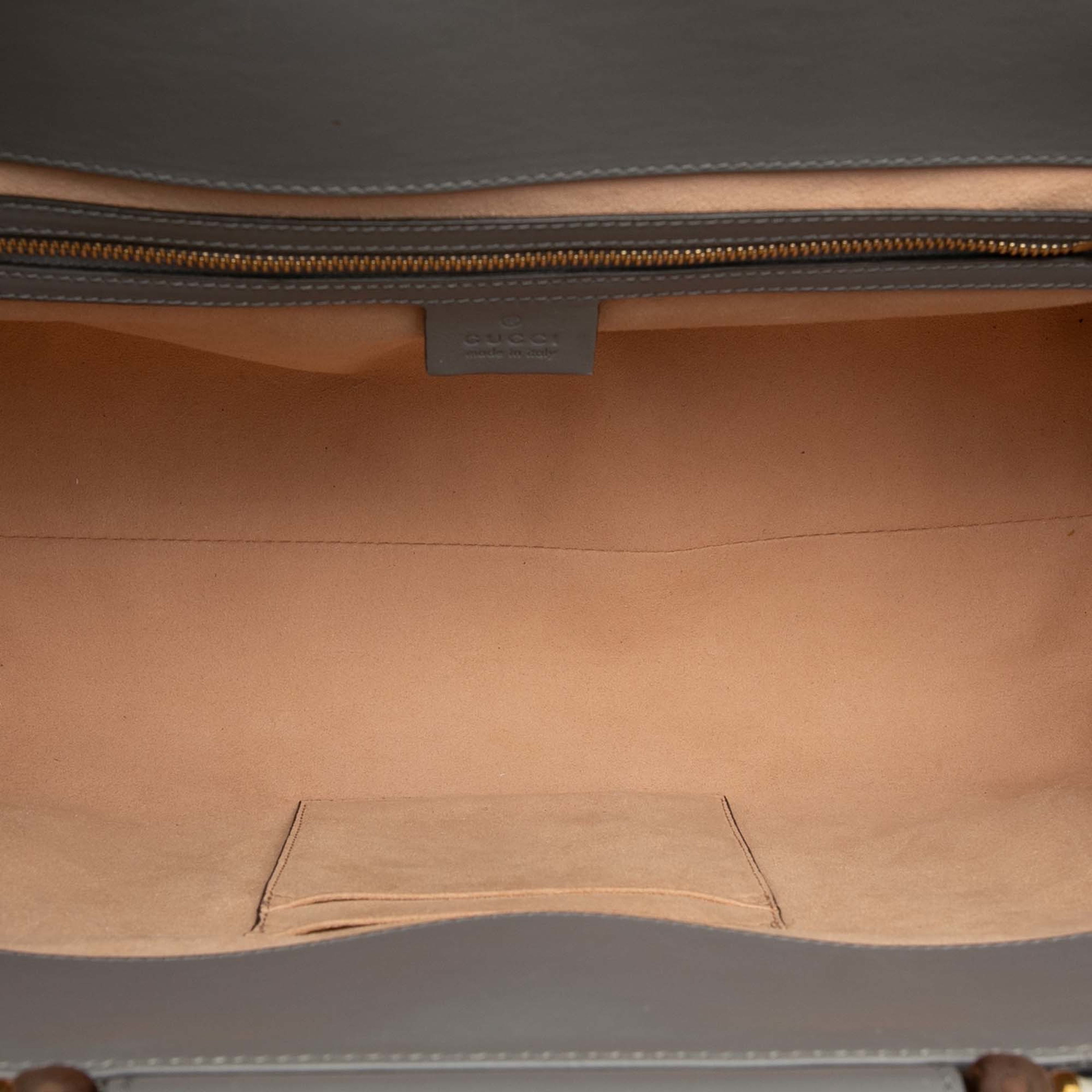 Gucci Medium Leather Bamboo Nymphaea Satchel, från Luxclusif, i färgen gray. Klicka för att öppna bilden i stort format