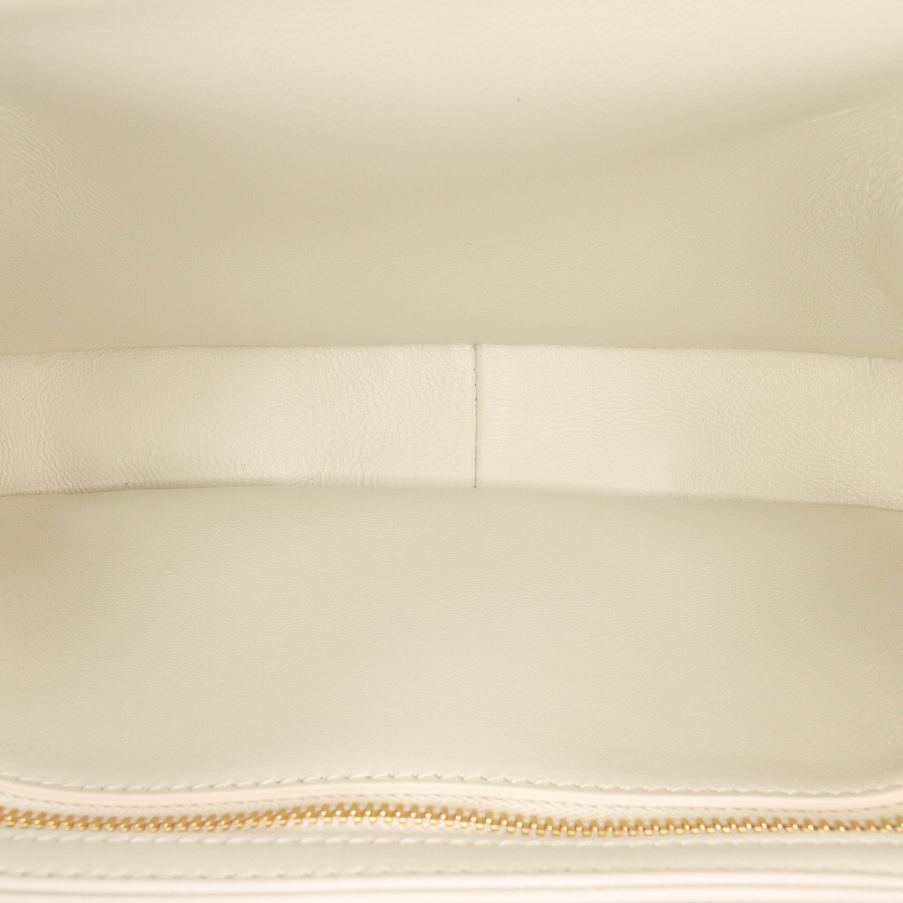 Celine Classique Shiny Calfskin Triomphe Crossbody, från Luxclusif, i färgen white. Klicka för att öppna bilden i stort format
