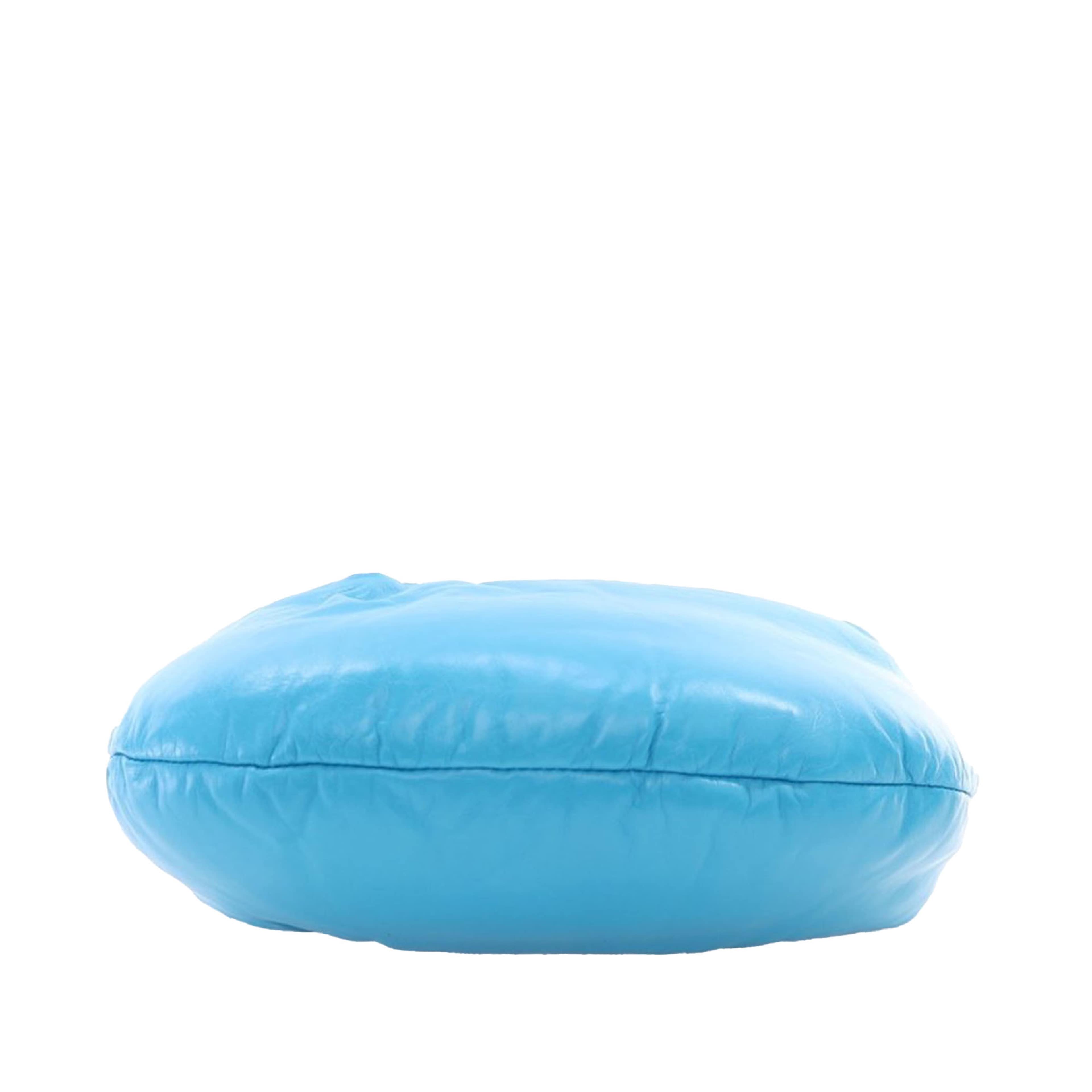 Bottega Veneta Mini Nappa Puffy Jodie, från Luxclusif, i färgen light blue. Klicka för att öppna bilden i stort format