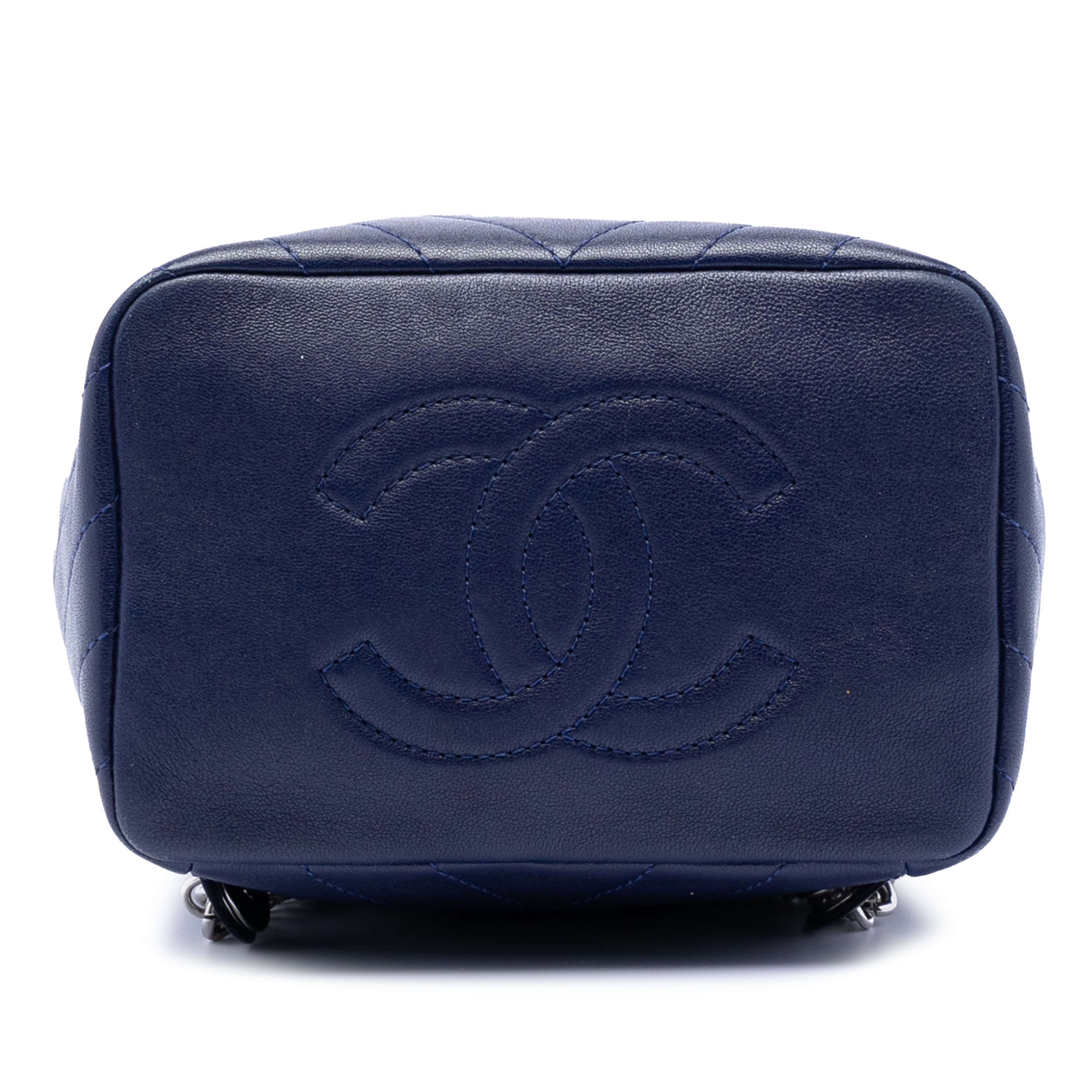 Chanel Mini Chevron Lambskin Urban Spirit Backpack, från Luxclusif, i färgen blå. Klicka för att öppna bilden i stort format