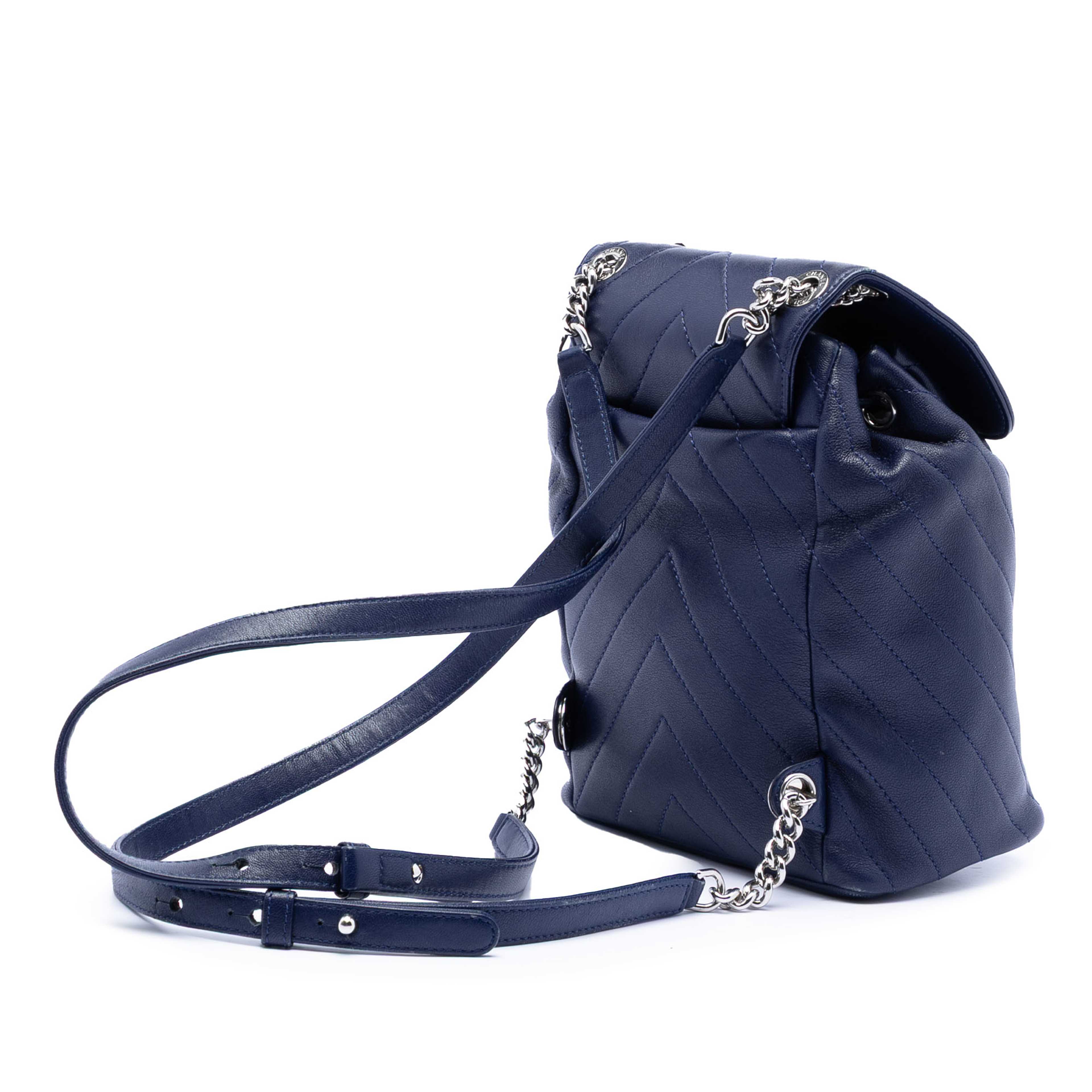 Chanel Mini Chevron Lambskin Urban Spirit Backpack, från Luxclusif, i färgen dark blue. Klicka för att öppna bilden i stort format