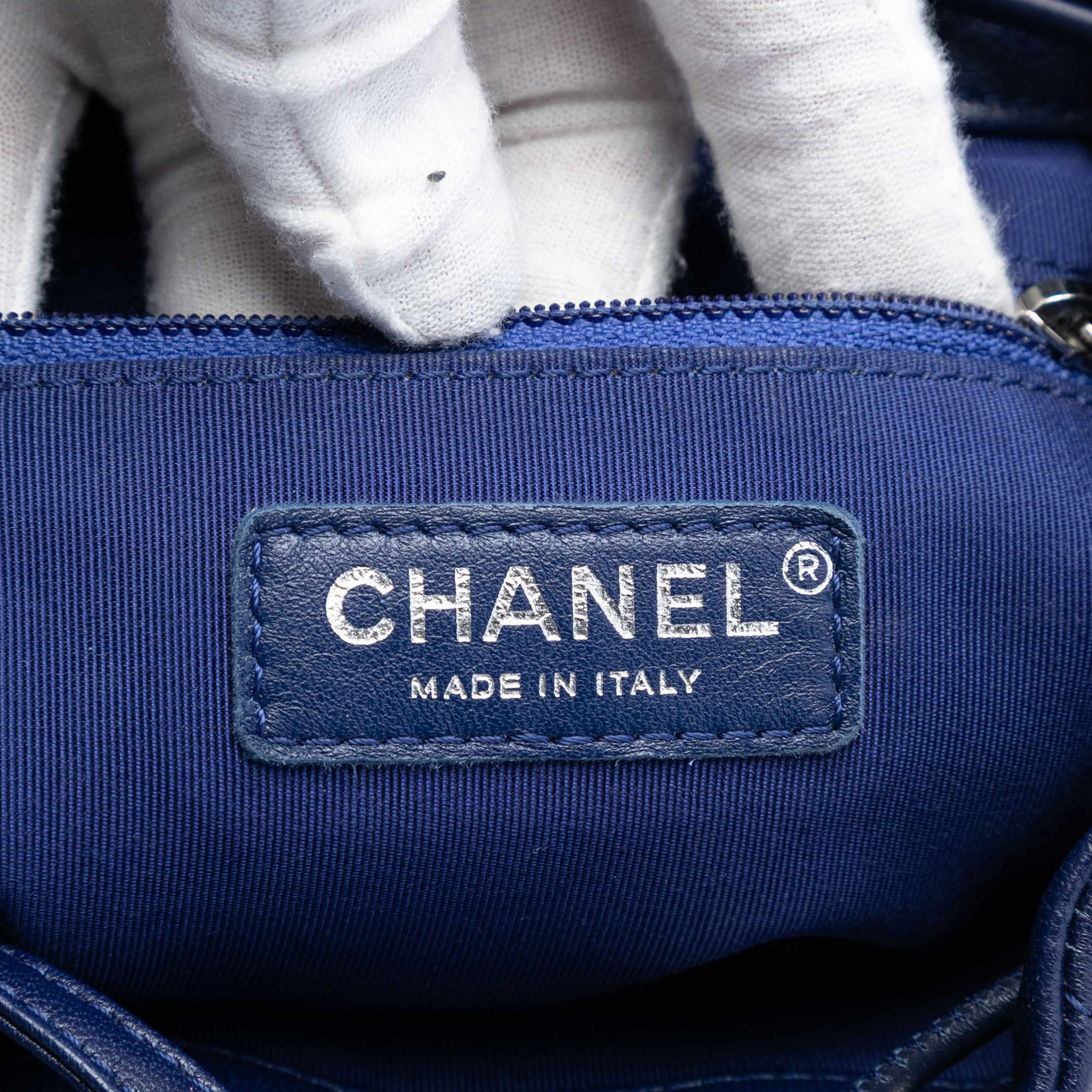 Chanel Mini Chevron Lambskin Urban Spirit Backpack, från Luxclusif, i färgen dark blue. Klicka för att öppna bilden i stort format