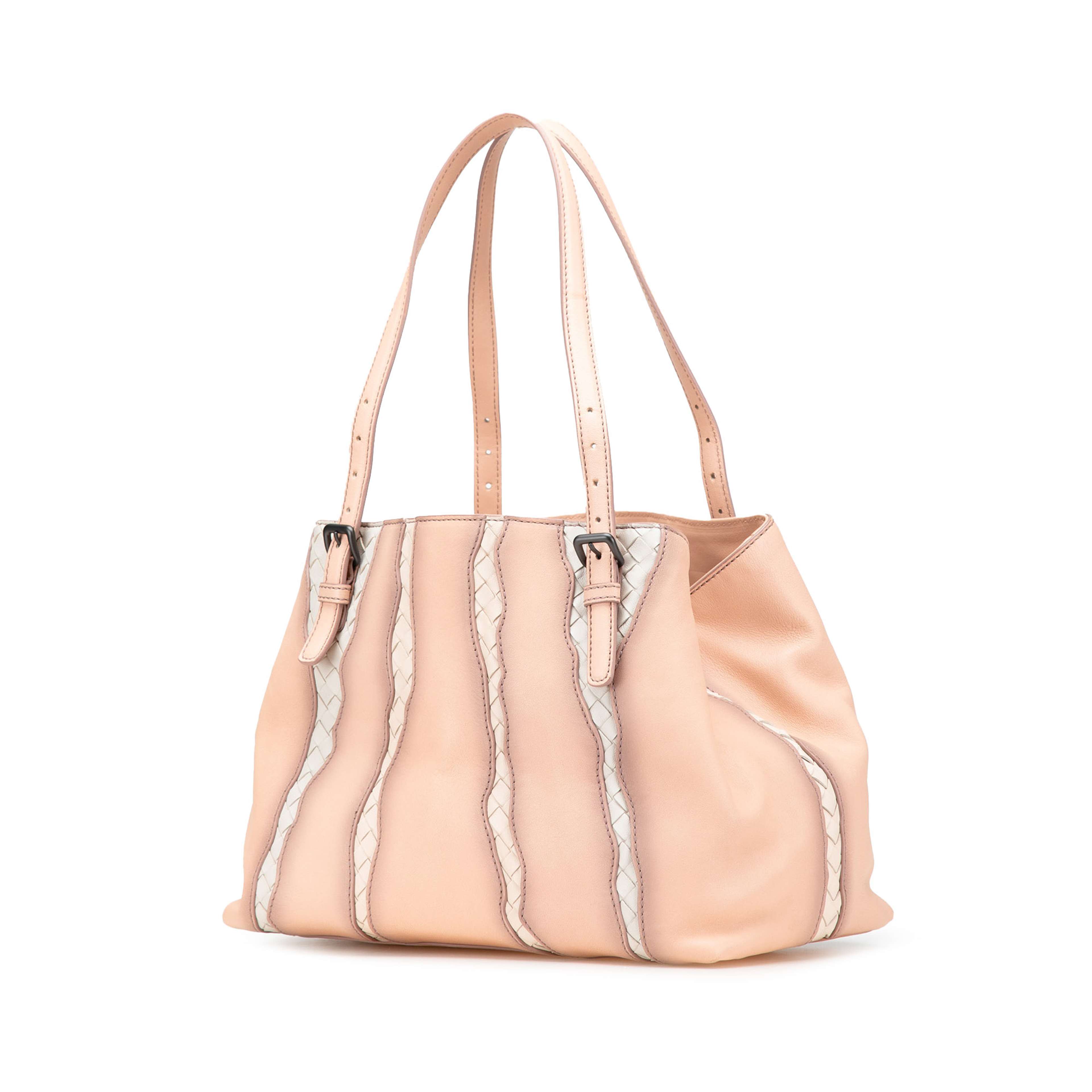 Bottega Veneta Medium Nappa Intrecciato Glimmer Tote, från Luxclusif, i färgen rosa. Klicka för att öppna bilden i stort format