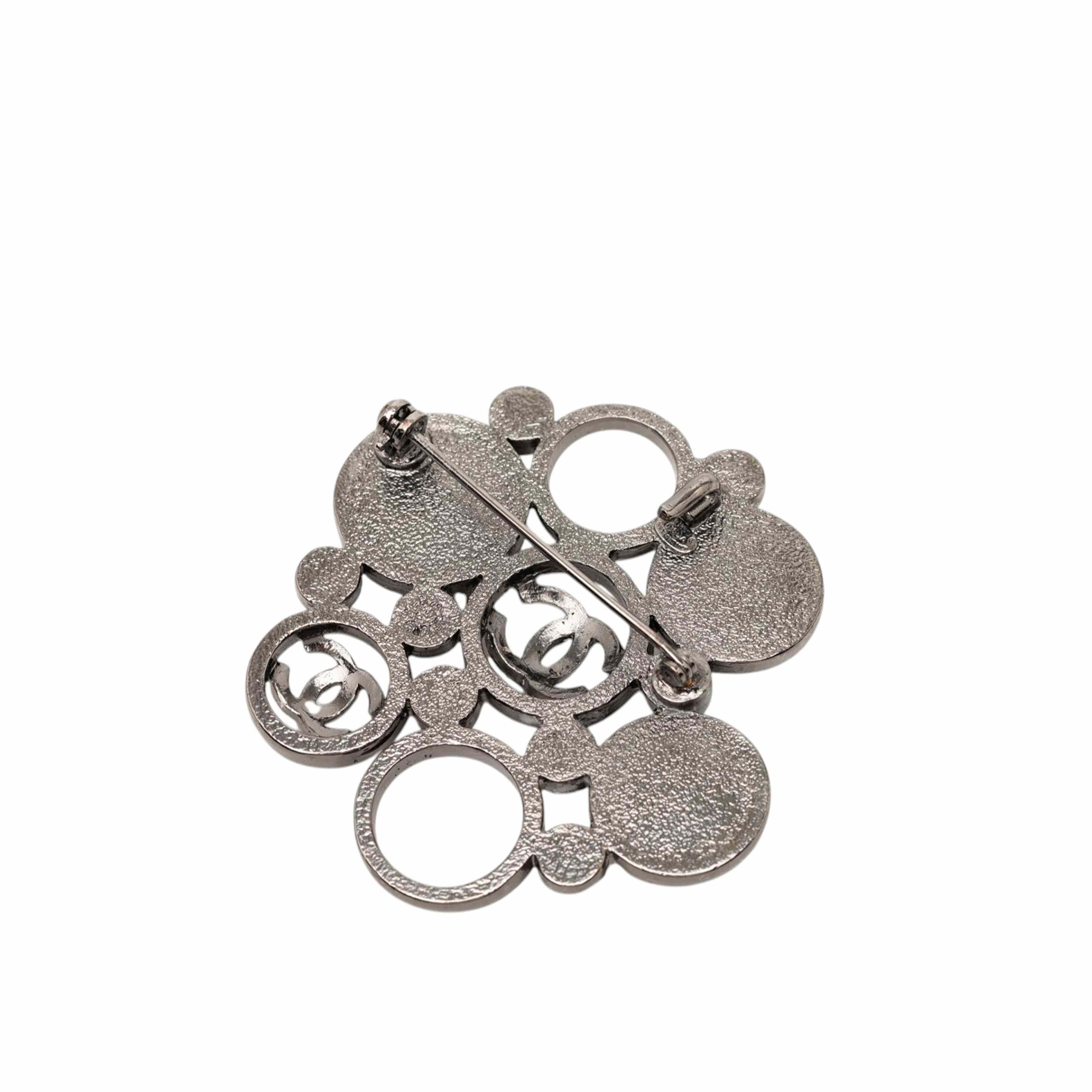Chanel Cc Brass Faux Pearl Pin Brooch, från Luxclusif, i färgen silver. Klicka för att öppna bilden i stort format