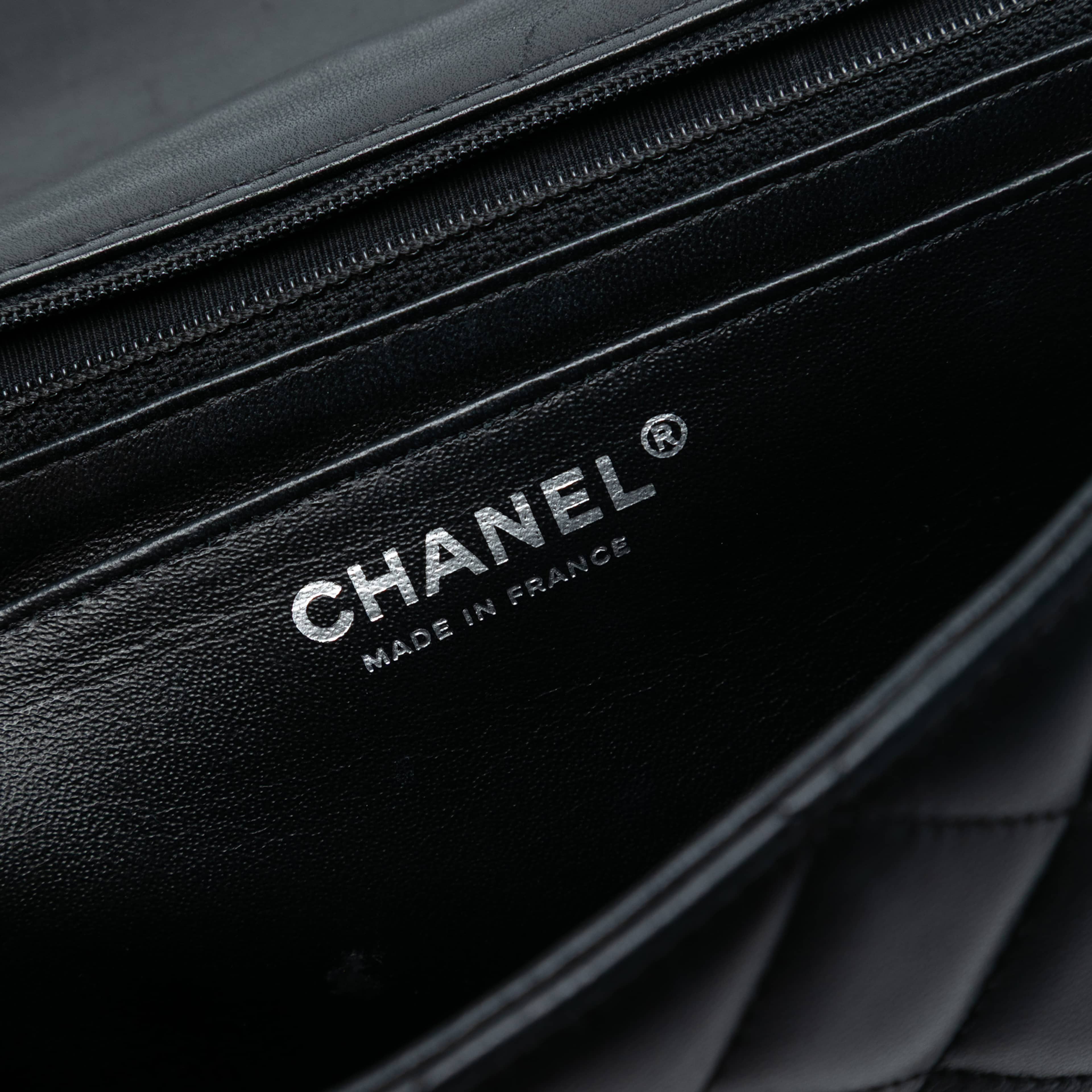 Chanel Cc Quilted Lambskin Chain Embellished Flap, från Luxclusif, i färgen black. Klicka för att öppna bilden i stort format