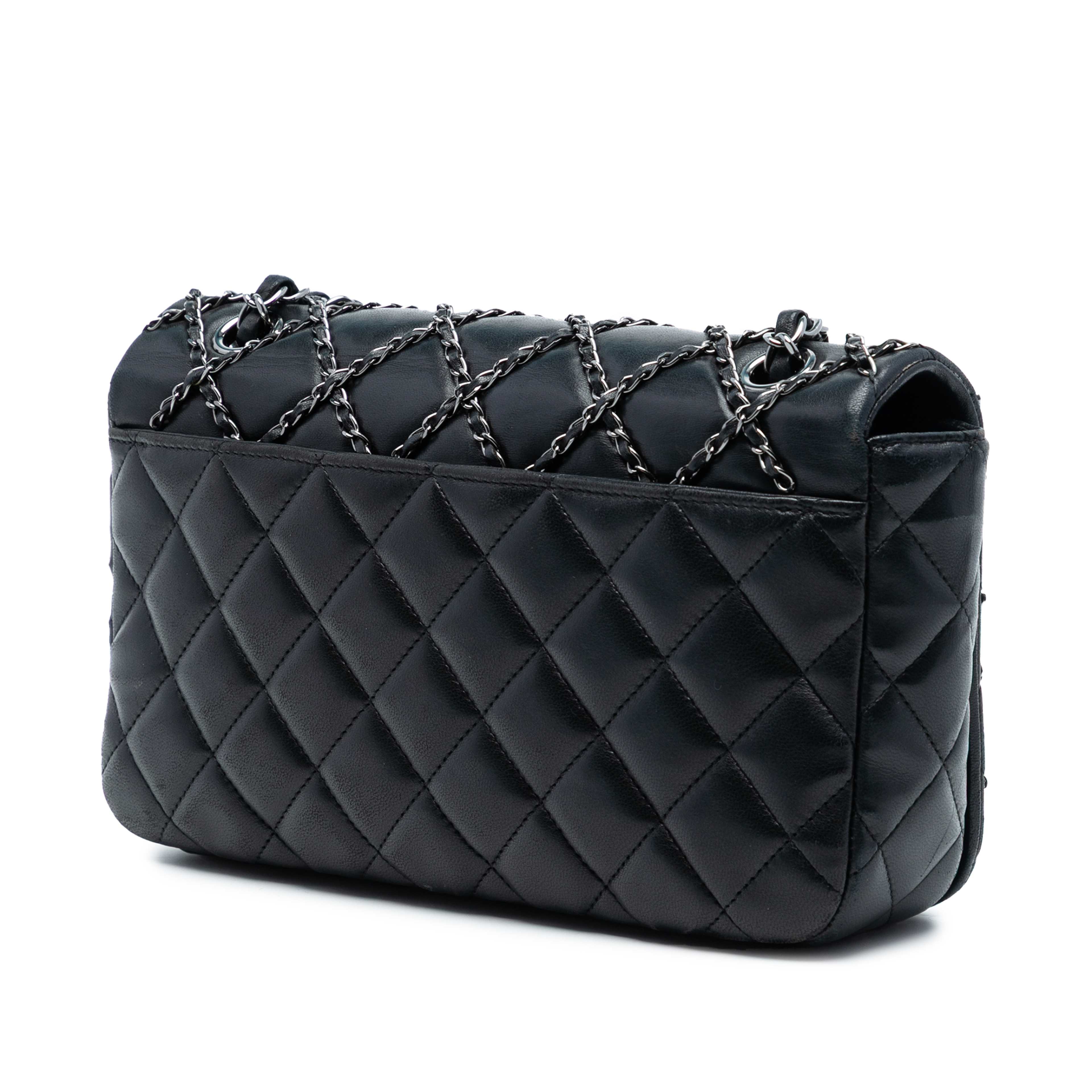 Chanel Cc Quilted Lambskin Chain Embellished Flap, från Luxclusif, i färgen black. Klicka för att öppna bilden i stort format