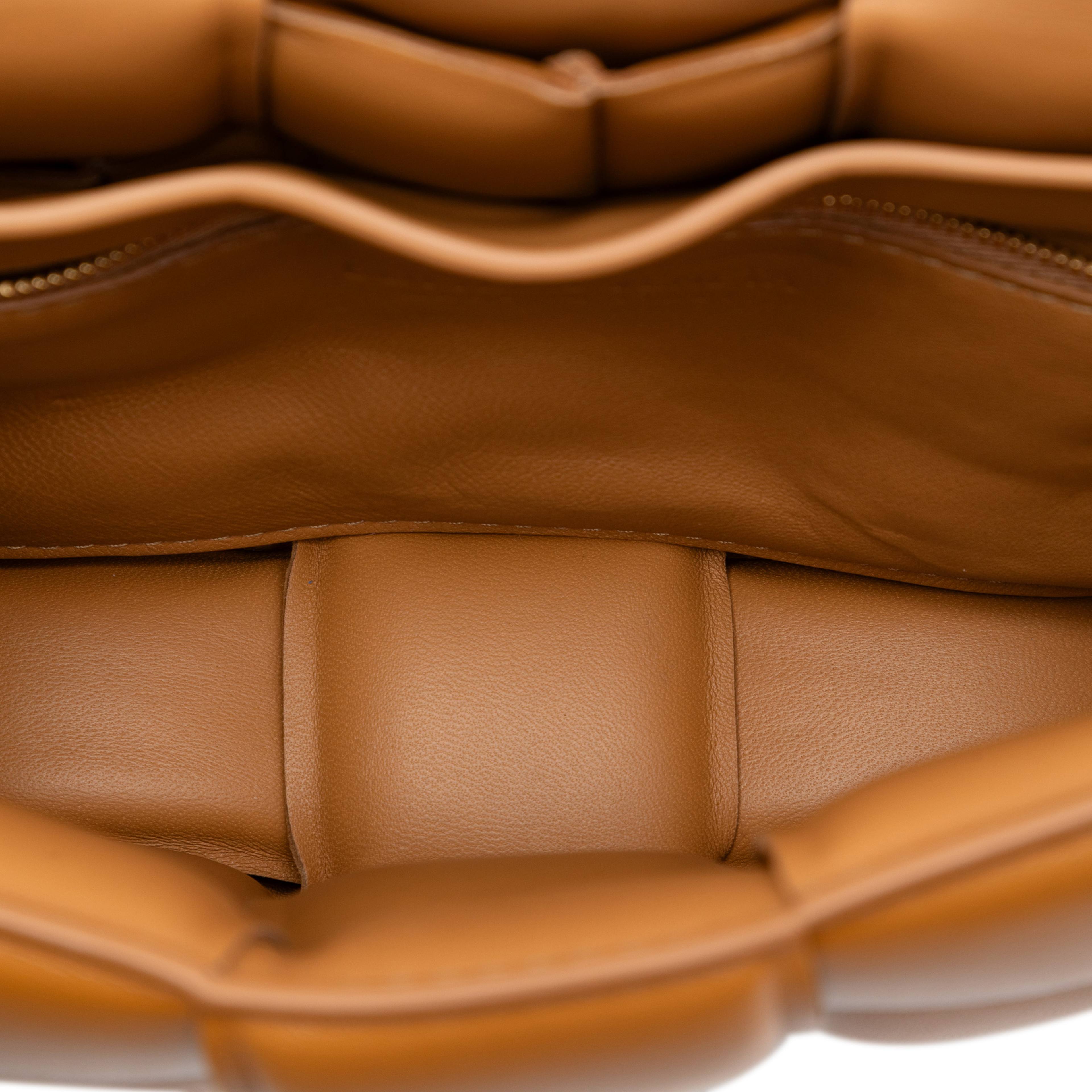 Bottega Veneta Nappa Intrecciato Padded Cassette Crossbody, från Luxclusif, i färgen brown. Klicka för att öppna bilden i stort format