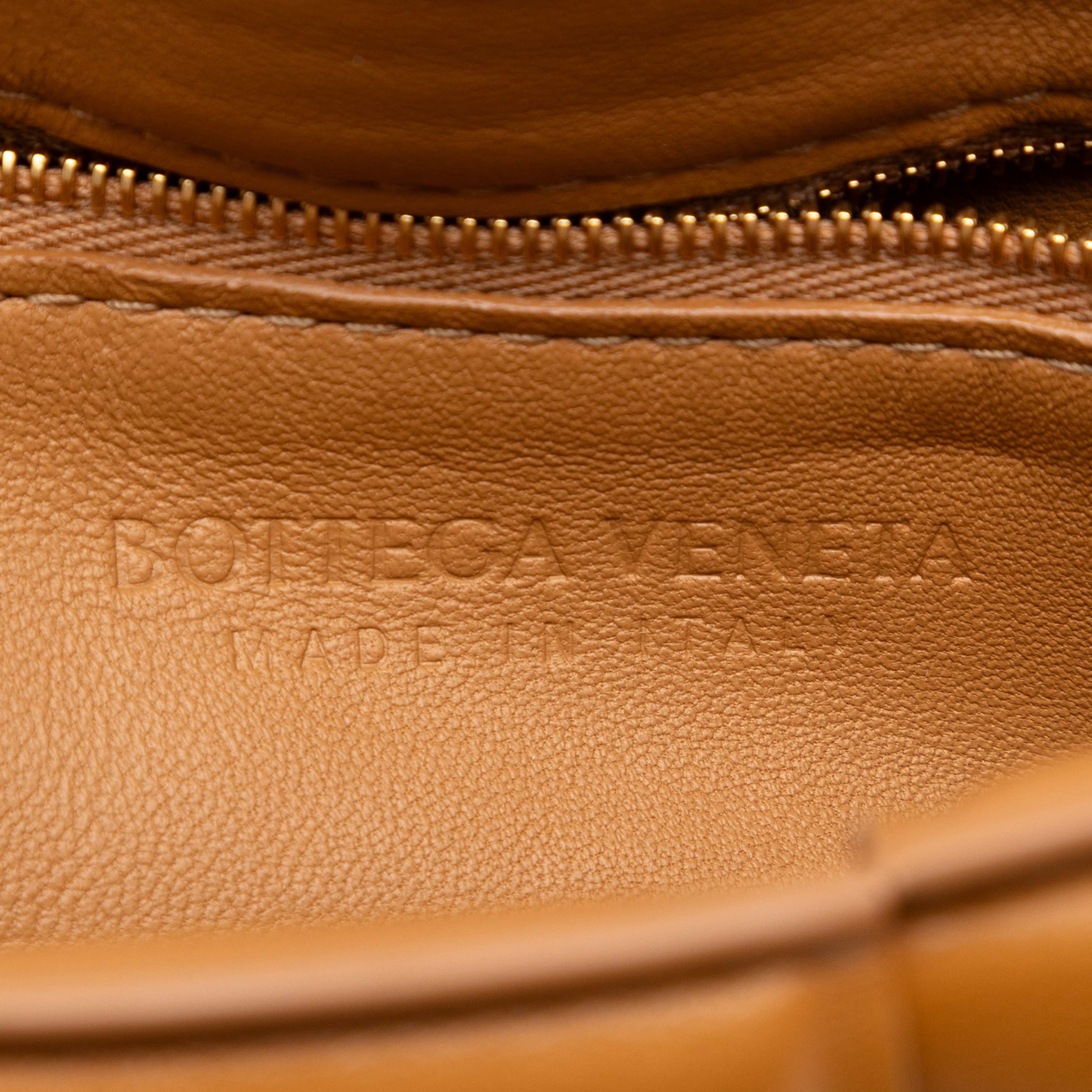 Bottega Veneta Nappa Intrecciato Padded Cassette Crossbody, från Luxclusif, i färgen brown. Klicka för att öppna bilden i stort format