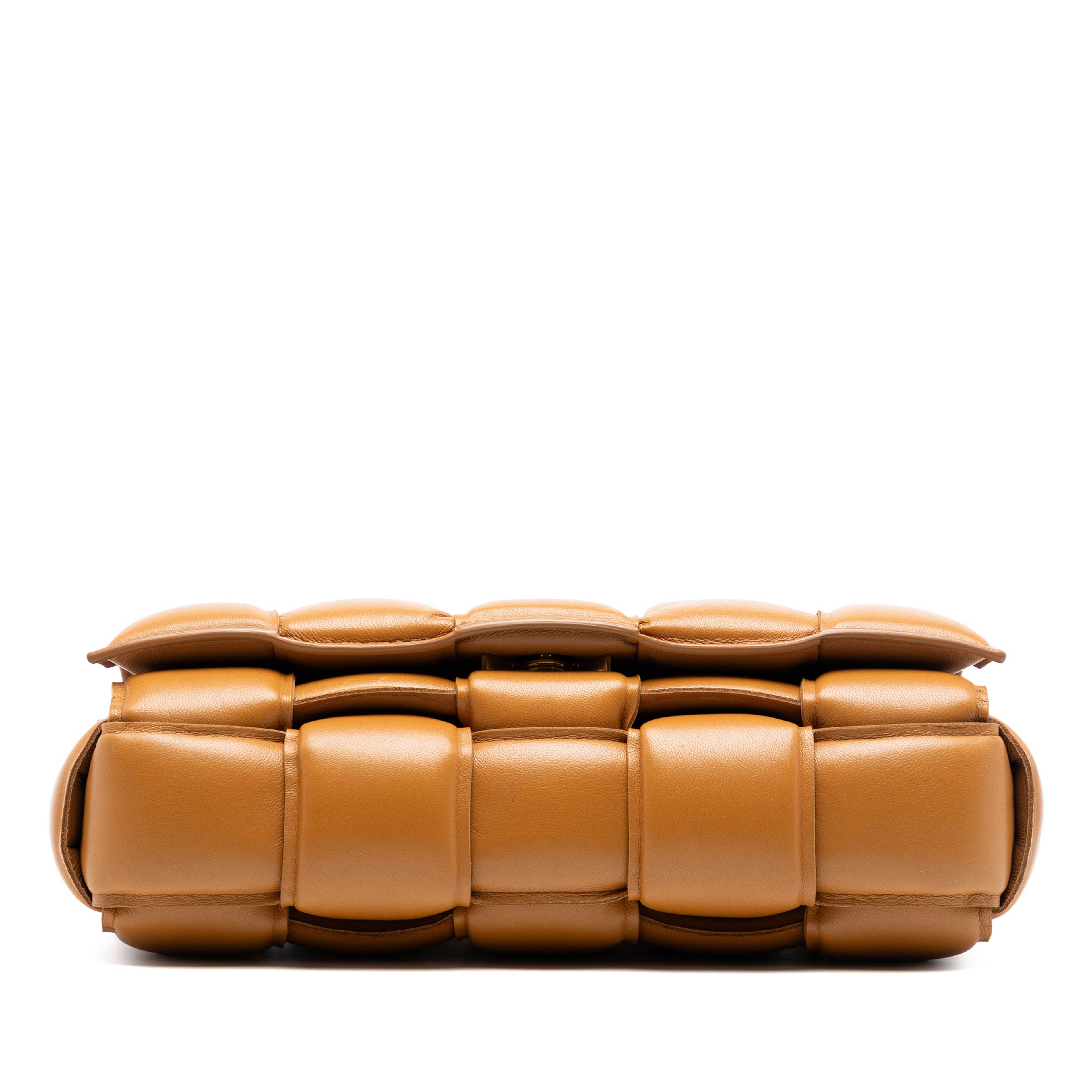 Bottega Veneta Nappa Intrecciato Padded Cassette Crossbody, från Luxclusif, i färgen brown. Klicka för att öppna bilden i stort format
