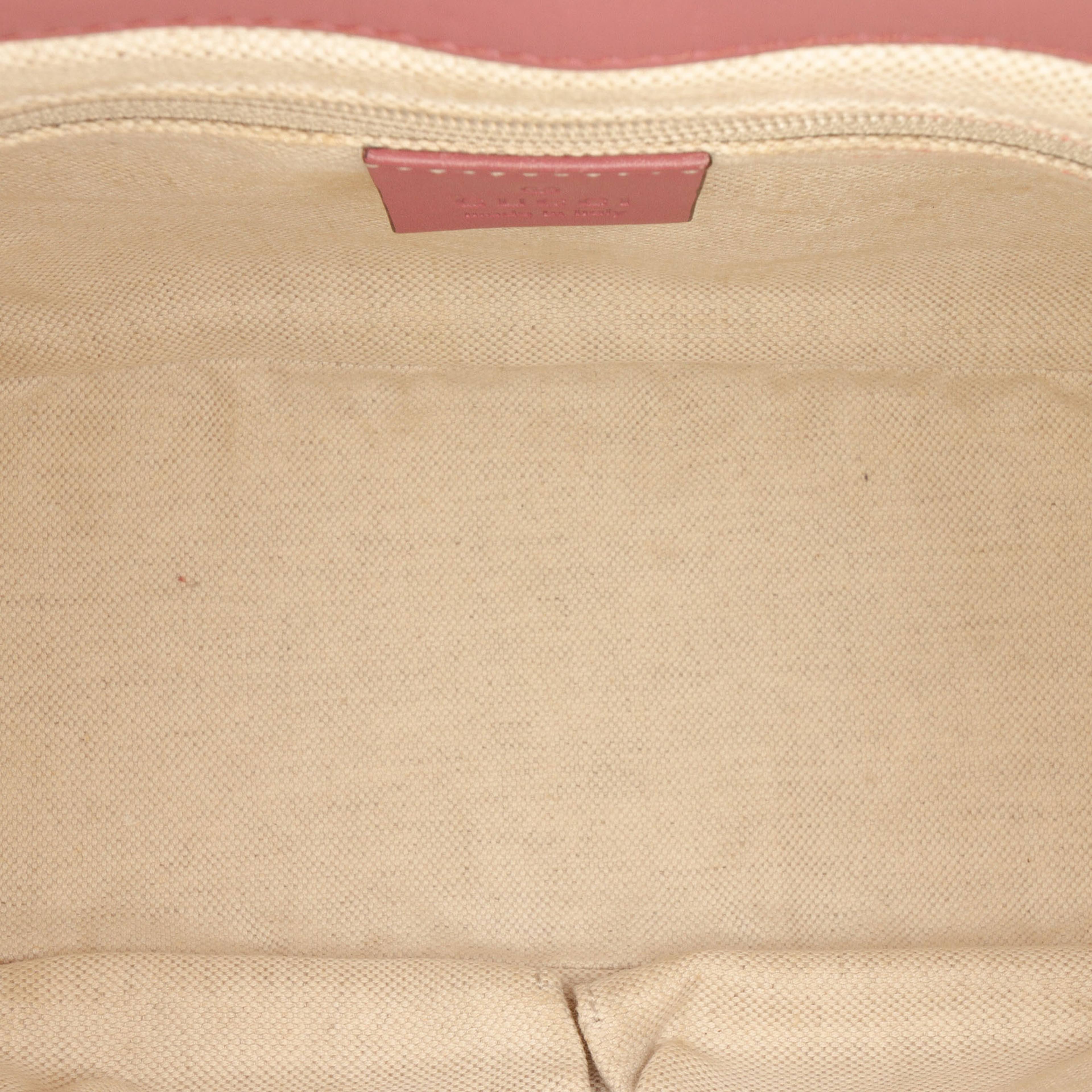 Gucci Microguccissima Sukey Crossbody, från Luxclusif, i färgen pink. Klicka för att öppna bilden i stort format