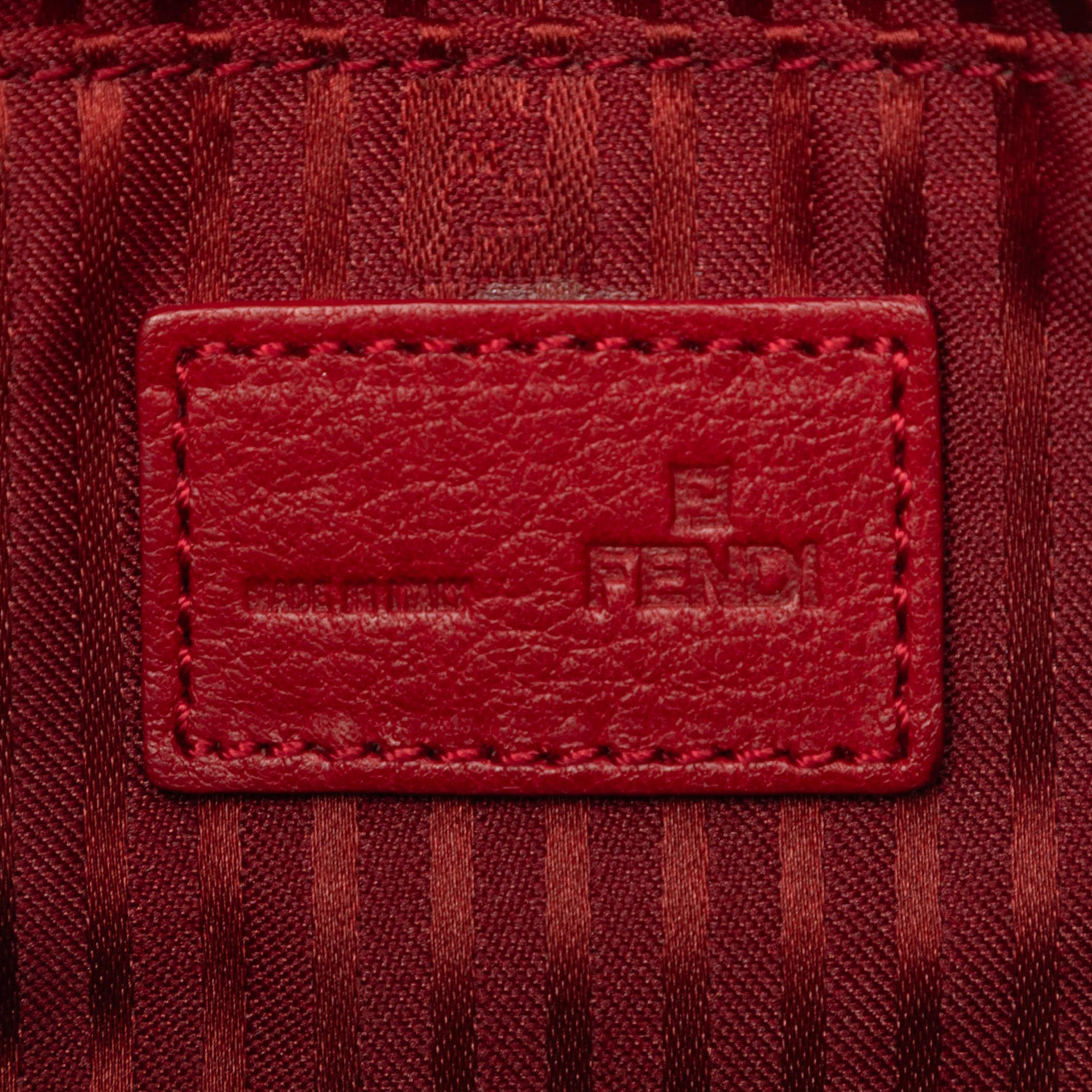 Fendi Leather Fendista Pochette Crossbody, från Luxclusif, i färgen röd. Klicka för att öppna bilden i stort format