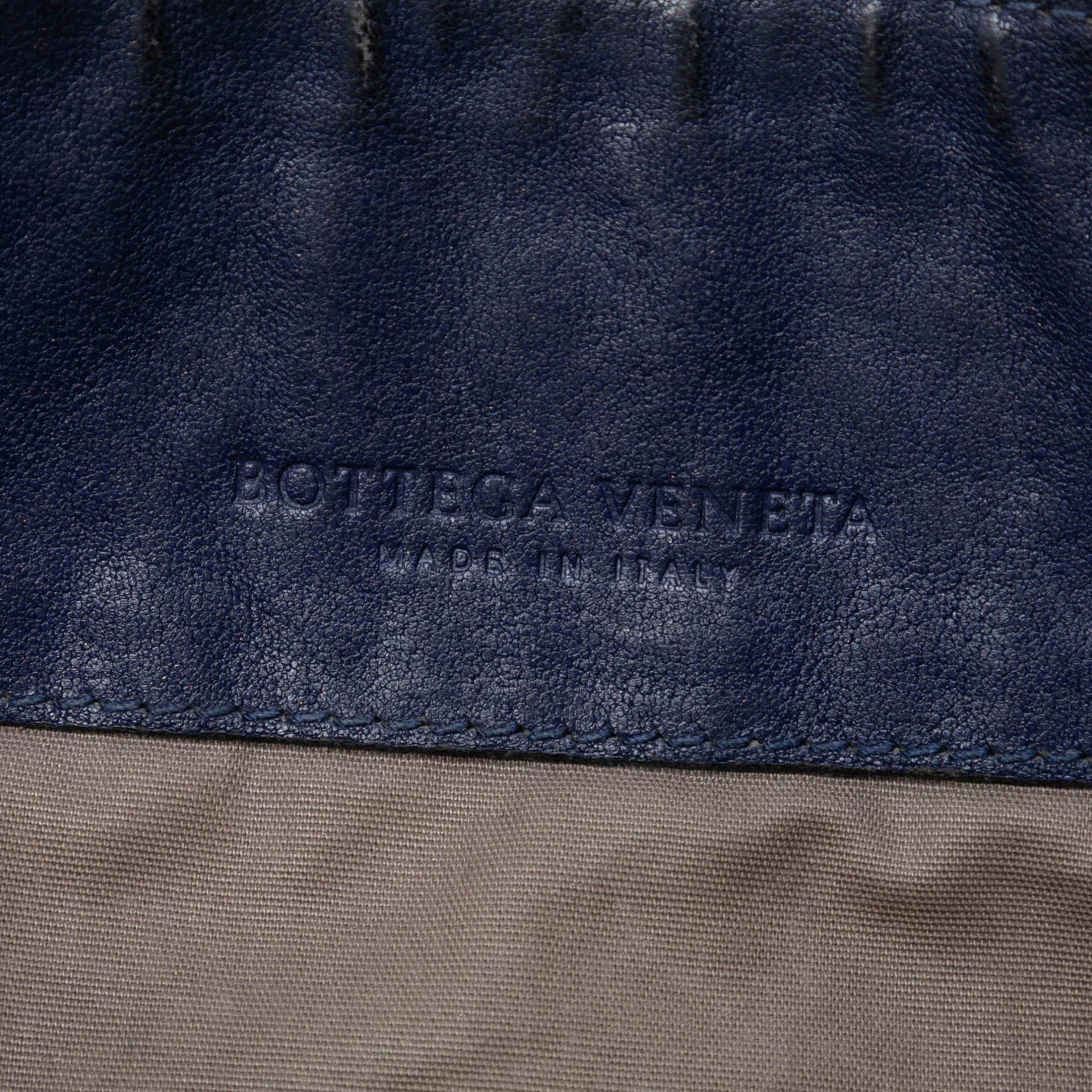 Bottega Veneta Nappa Intrecciato Crossbody, från Luxclusif, i färgen navy. Klicka för att öppna bilden i stort format