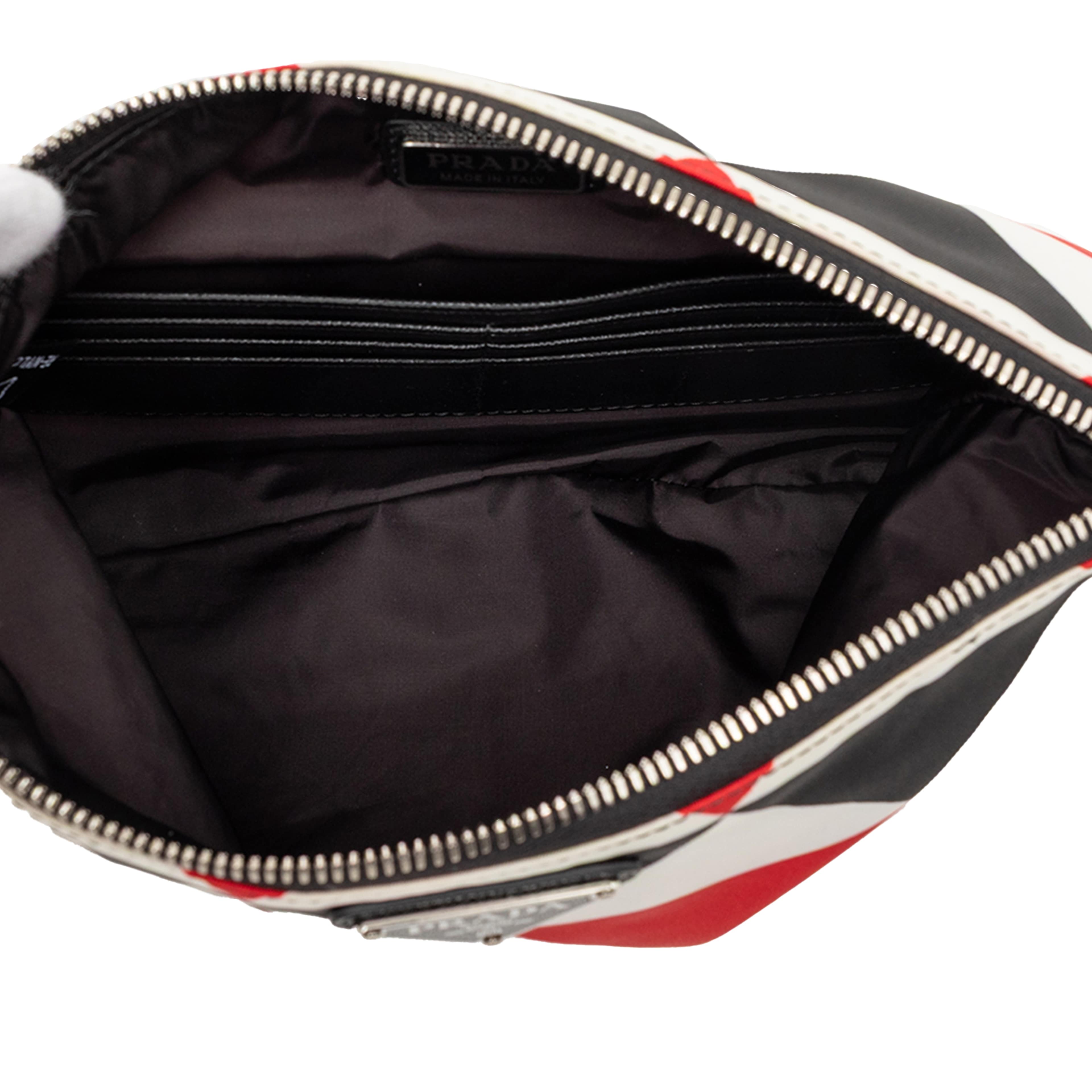 Prada Nylon Geometric Triangle Pattern Flat Clutch, från Luxclusif, i färgen vit. Klicka för att öppna bilden i stort format