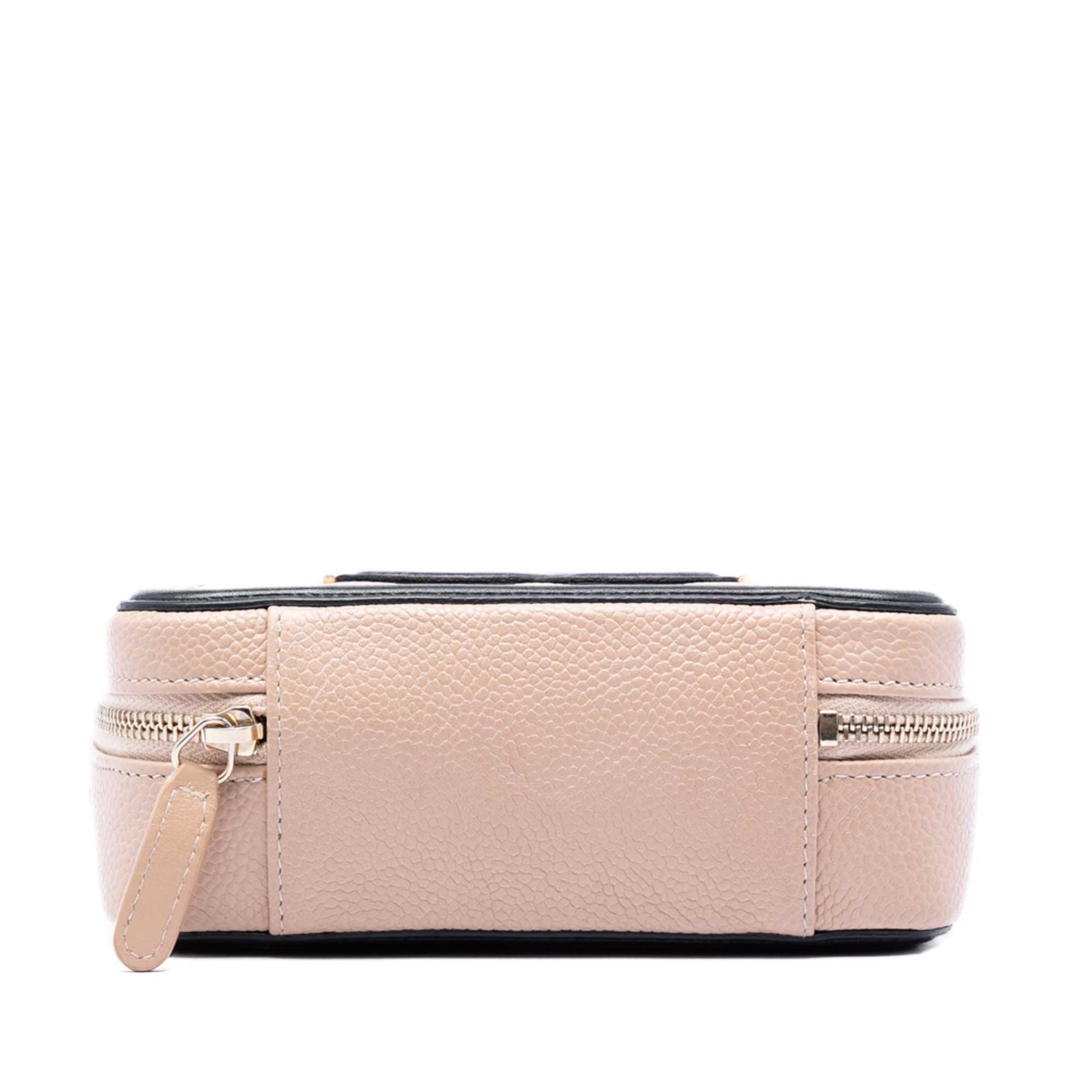 Chanel Mini Caviar Cc Filigree Crossbody, från Luxclusif, i färgen rosa. Klicka för att öppna bilden i stort format