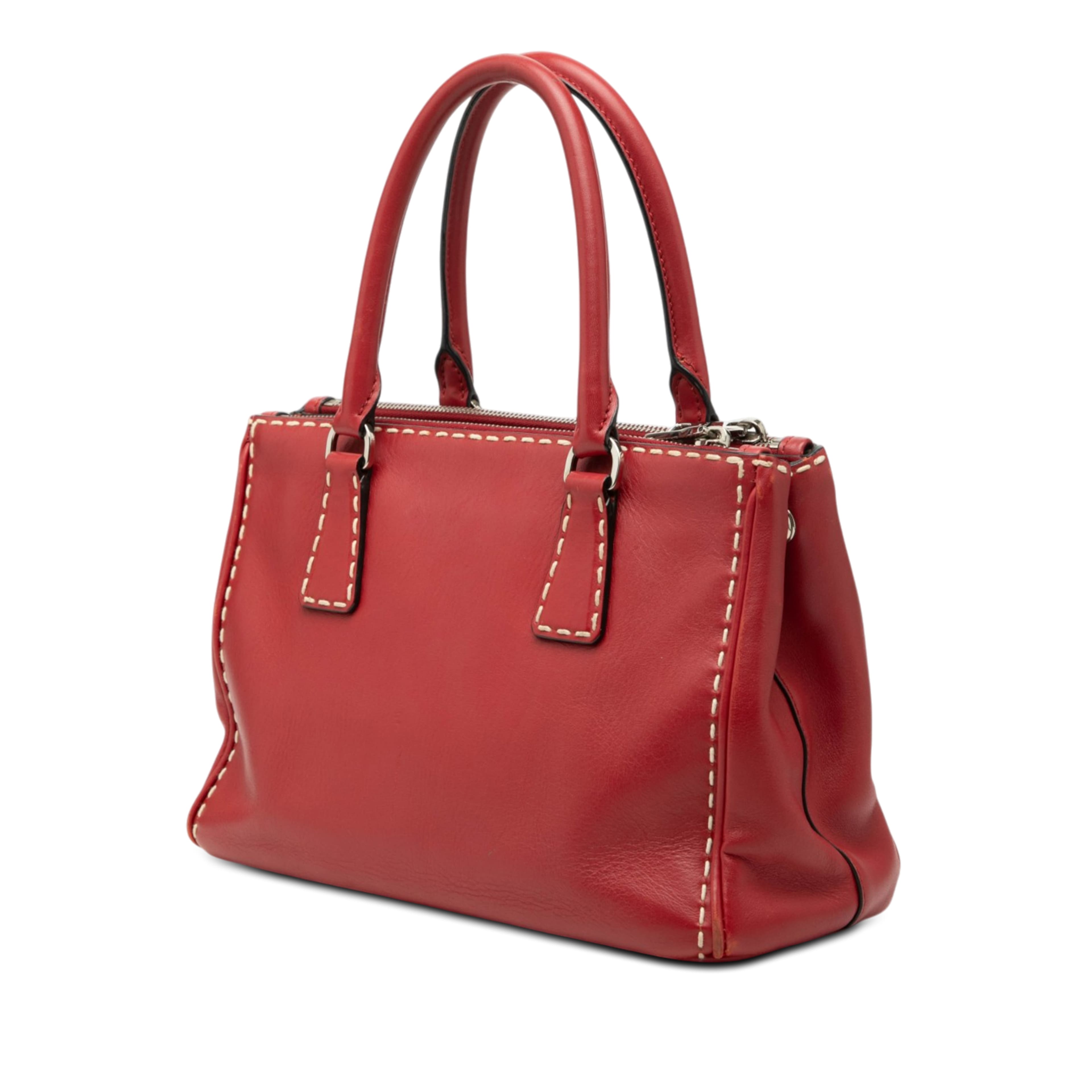 Prada Small City Calf Hand Stitched Galleria Double Zip Satchel, från Luxclusif, i färgen röd. Klicka för att öppna bilden i stort format