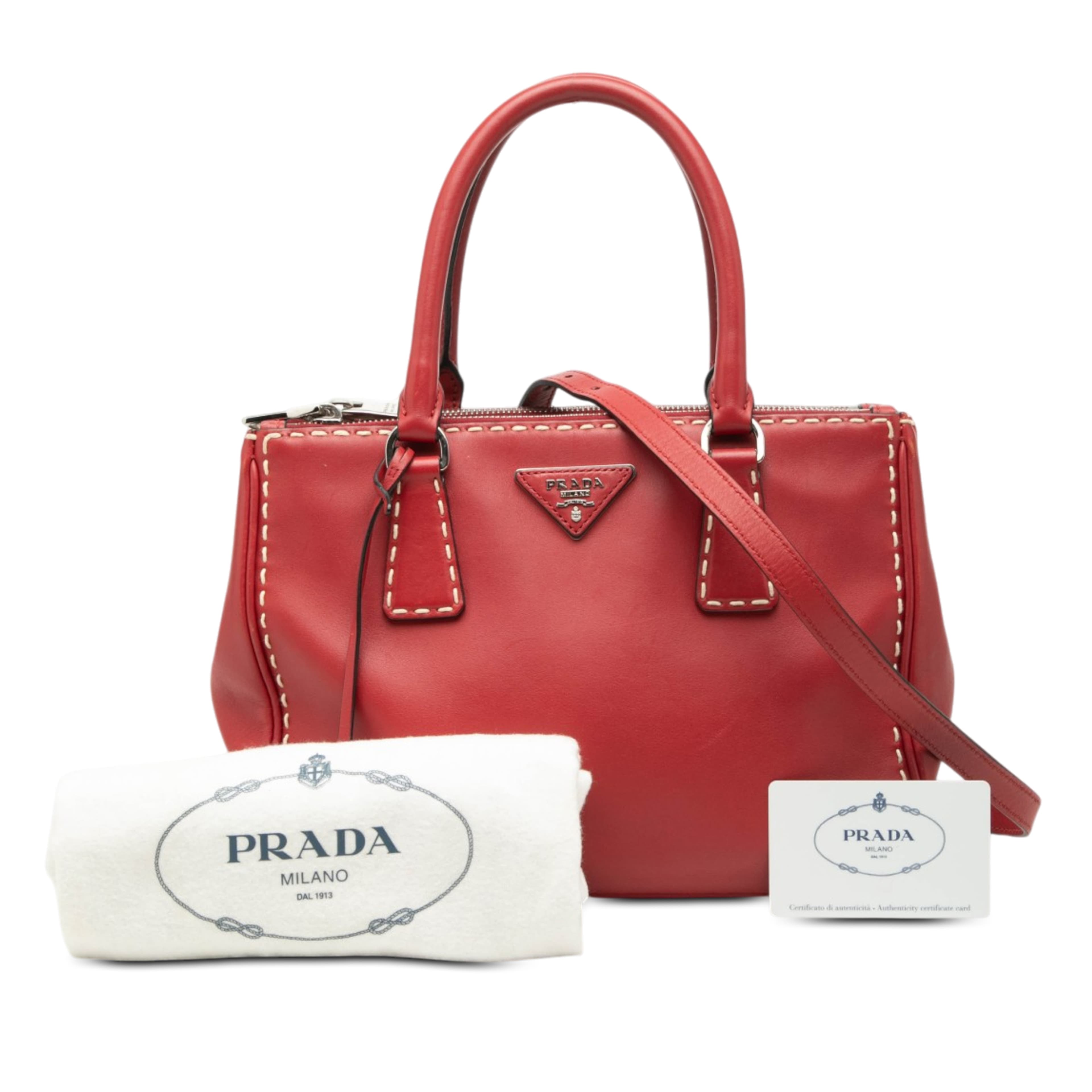 Prada Small City Calf Hand Stitched Galleria Double Zip Satchel, från Luxclusif, i färgen röd. Klicka för att öppna bilden i stort format