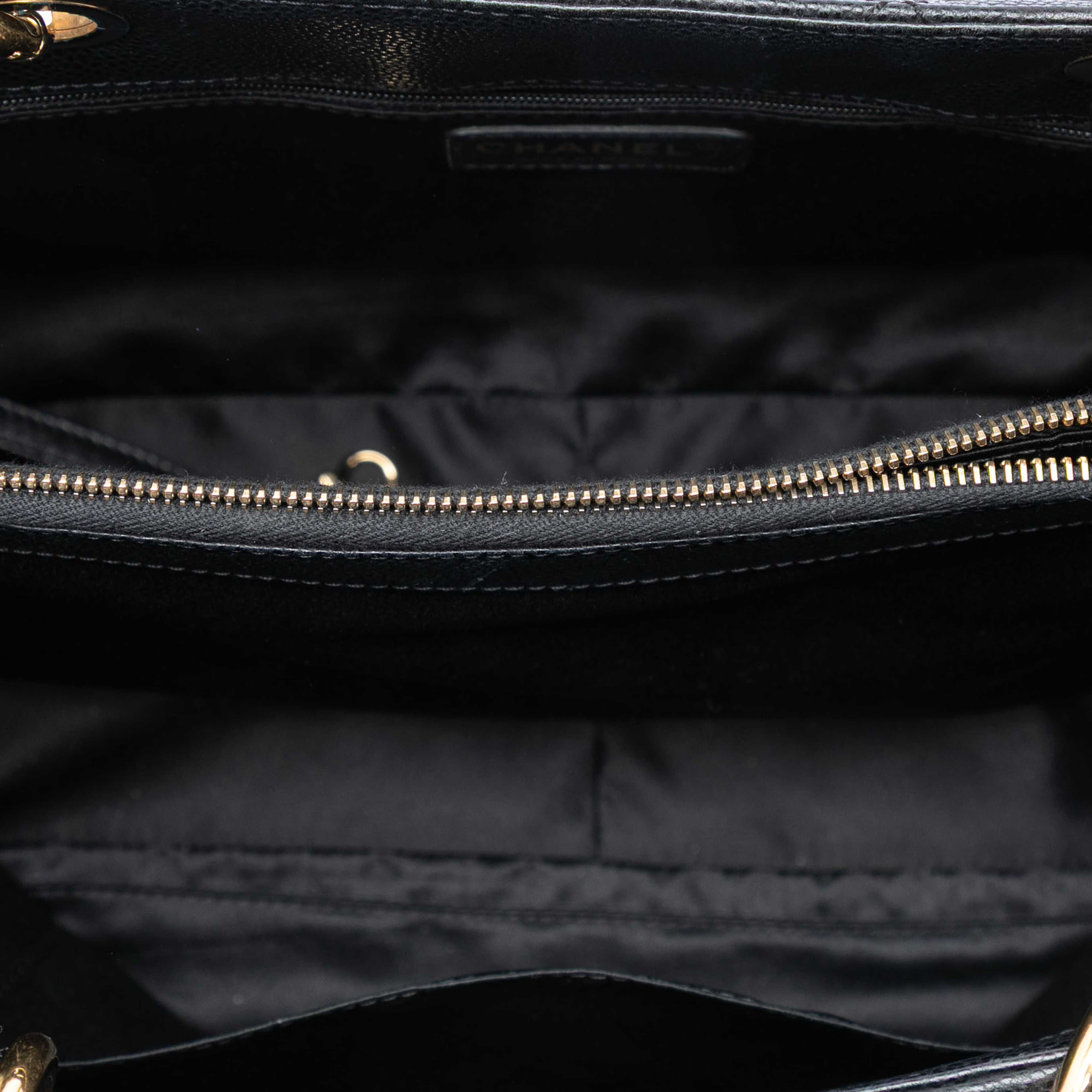 Chanel Caviar Grand Shopping Tote, från Luxclusif, i färgen black. Klicka för att öppna bilden i stort format