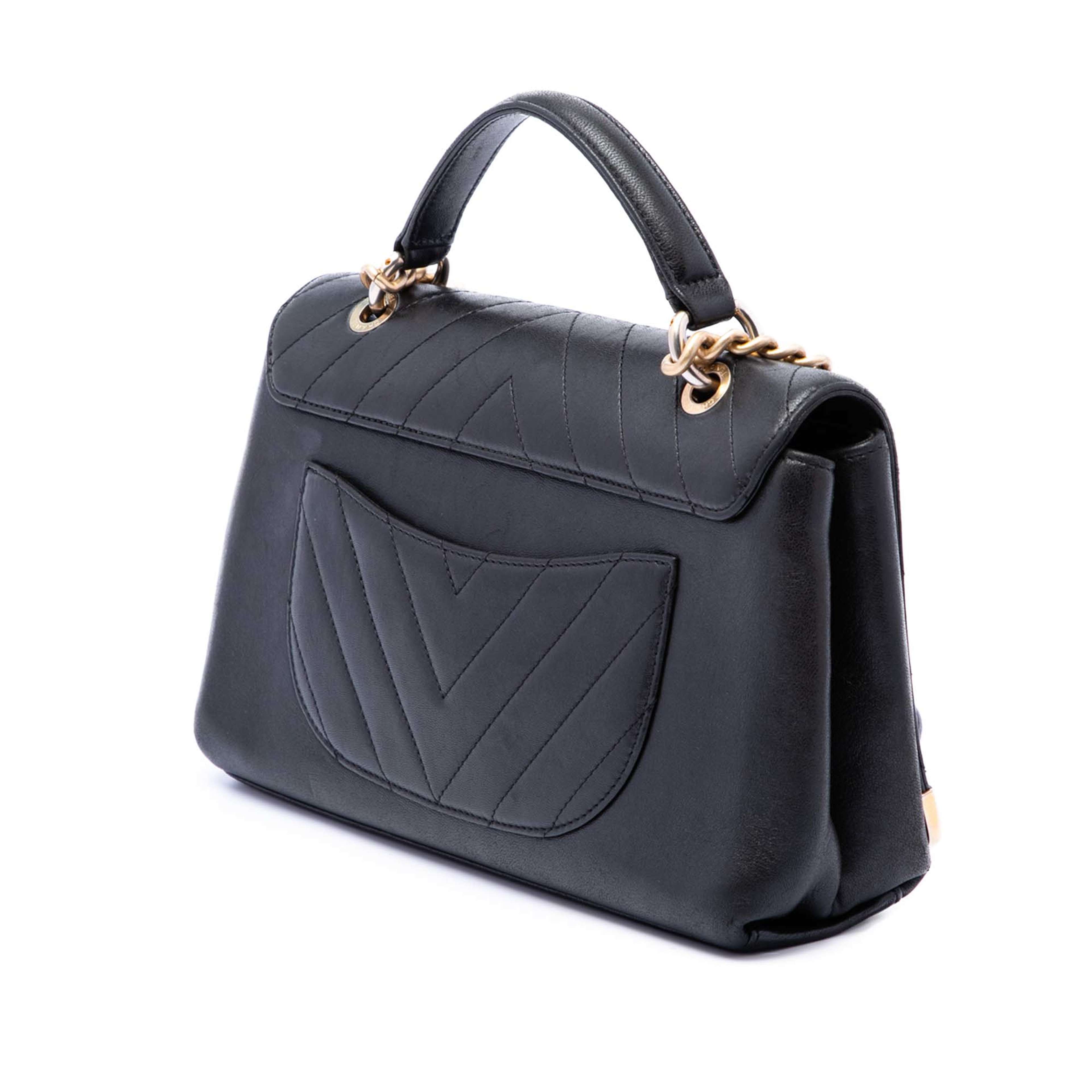 Chanel Chevron Sheepskin Stitched Chain Top Handle Flap, från Luxclusif, i färgen svart. Klicka för att öppna bilden i stort format