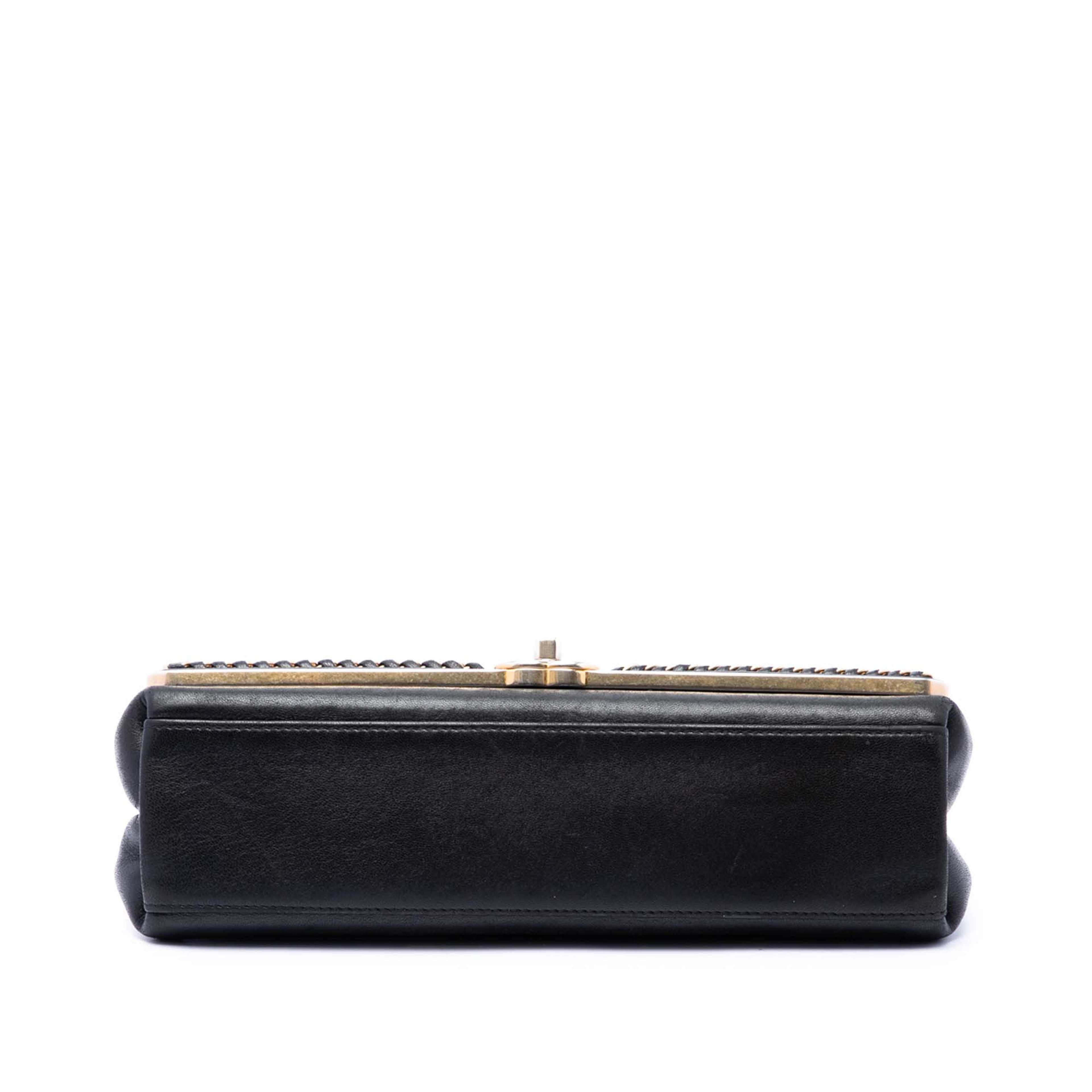Chanel Chevron Sheepskin Stitched Chain Top Handle Flap, från Luxclusif, i färgen svart. Klicka för att öppna bilden i stort format