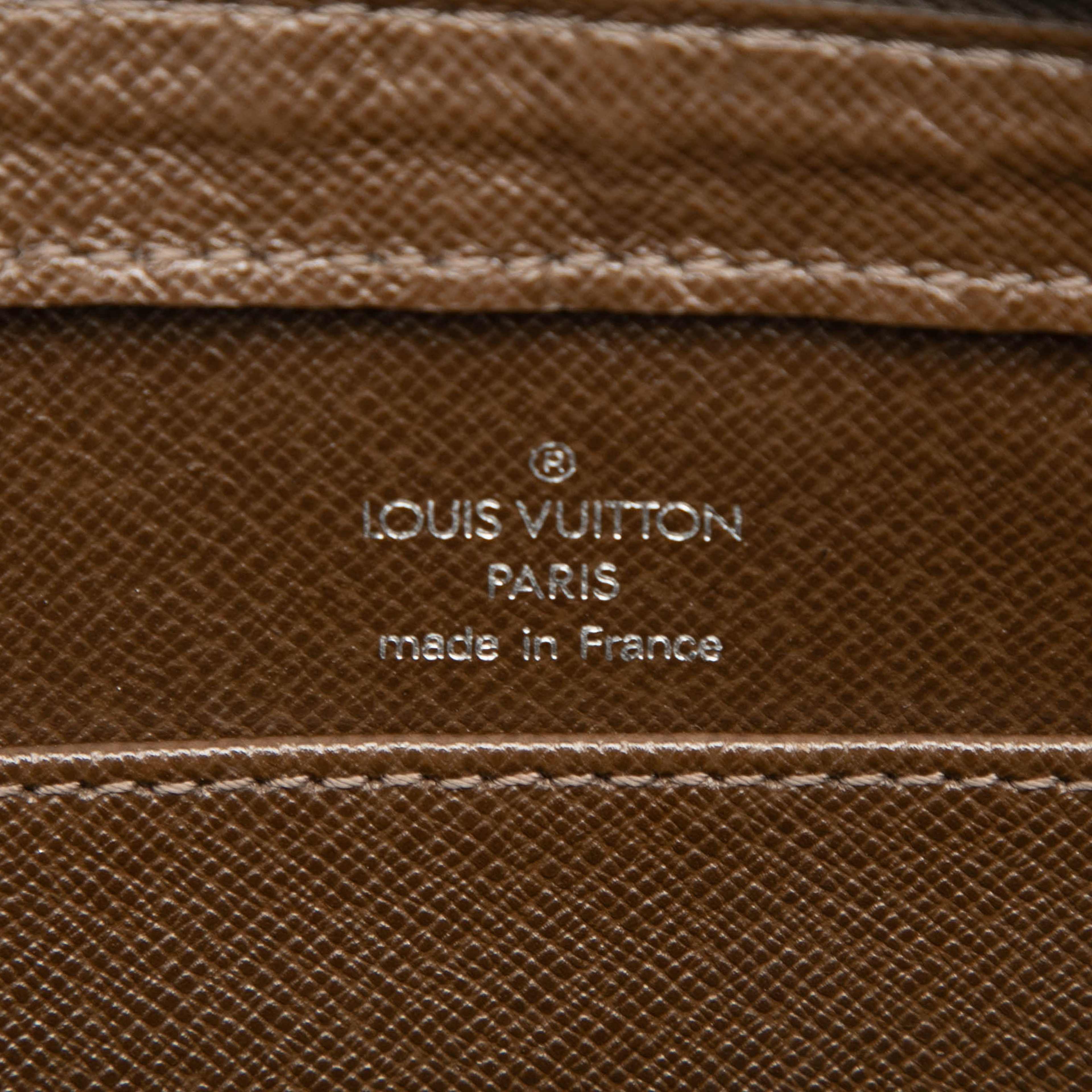 Louis Vuitton Taiga Pochette Baikal, från Luxclusif, i färgen brun. Klicka för att öppna bilden i stort format