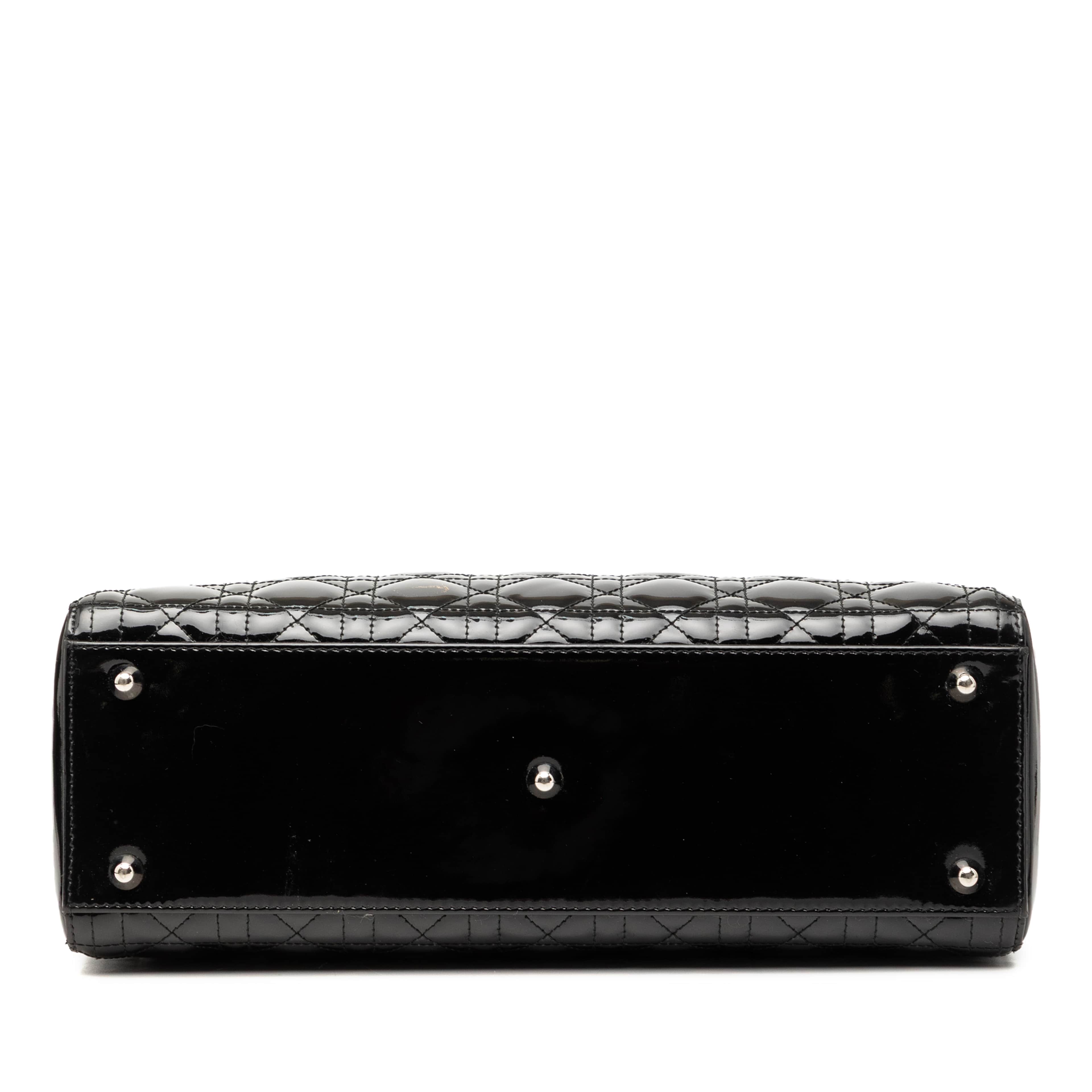 Dior Large Patent Cannage Lady Dior, från Luxclusif, i färgen svart. Klicka för att öppna bilden i stort format