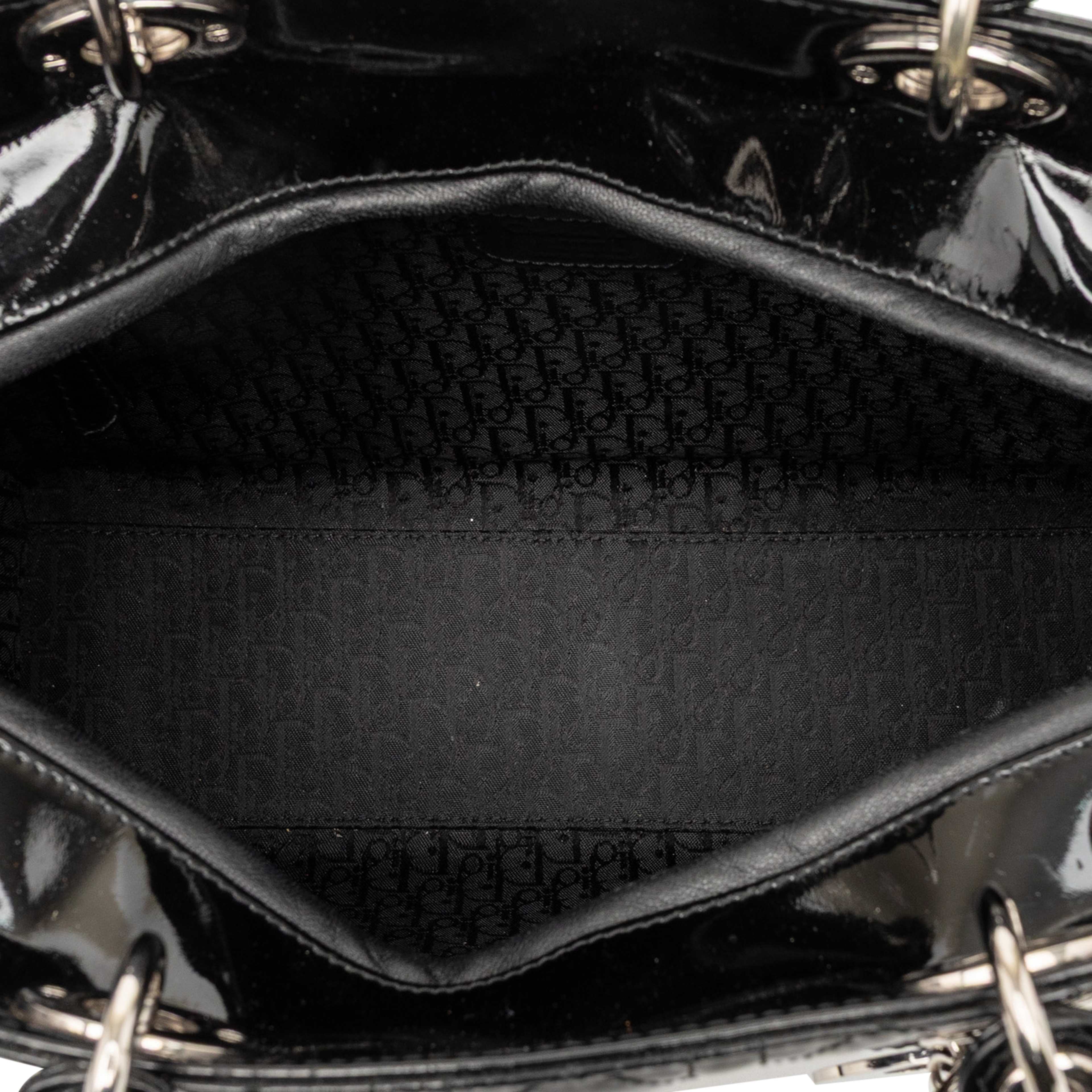 Dior Large Patent Cannage Lady Dior, från Luxclusif, i färgen black. Klicka för att öppna bilden i stort format