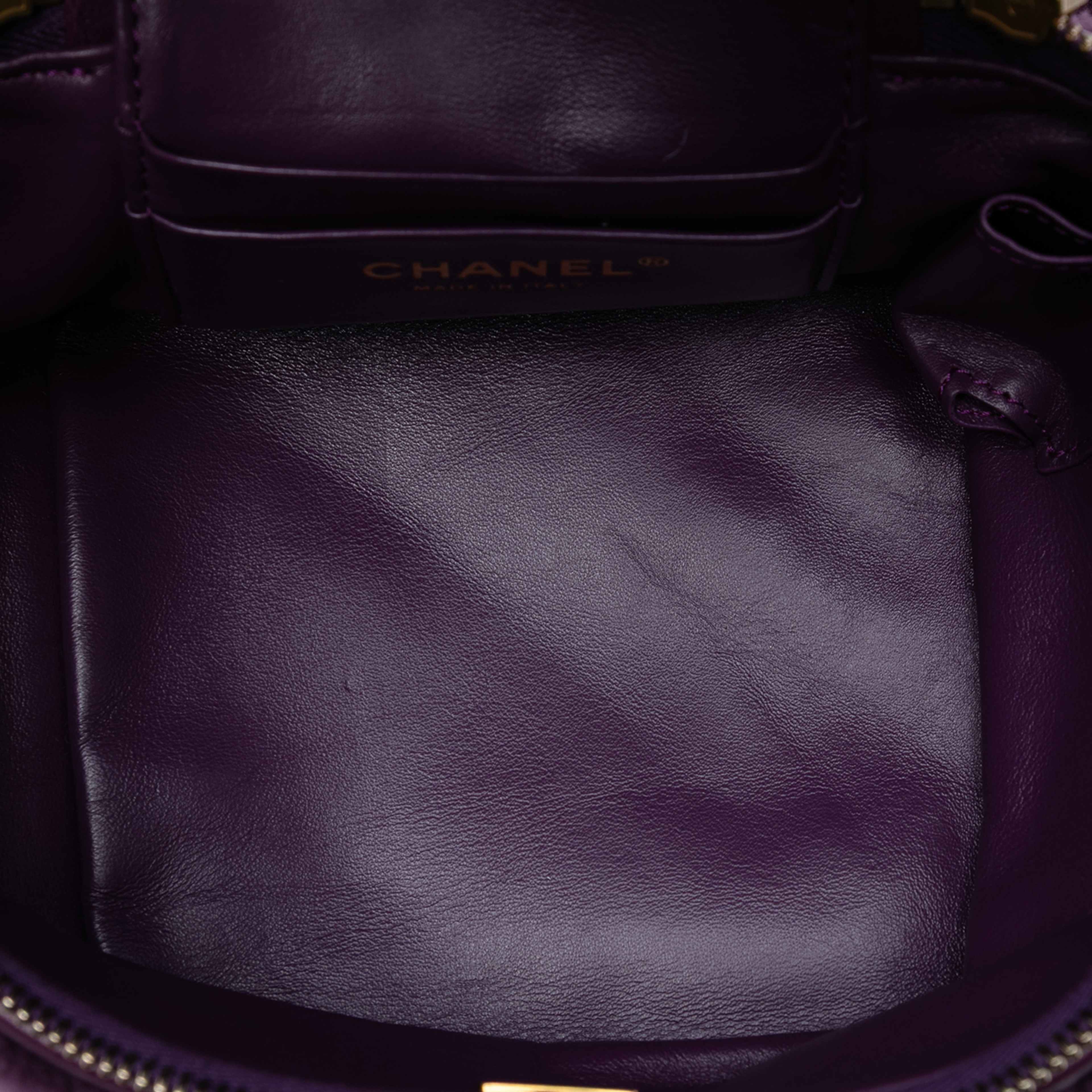 Chanel Small Quilted Shearling Vanity Case, från Luxclusif, i färgen violet. Klicka för att öppna bilden i stort format