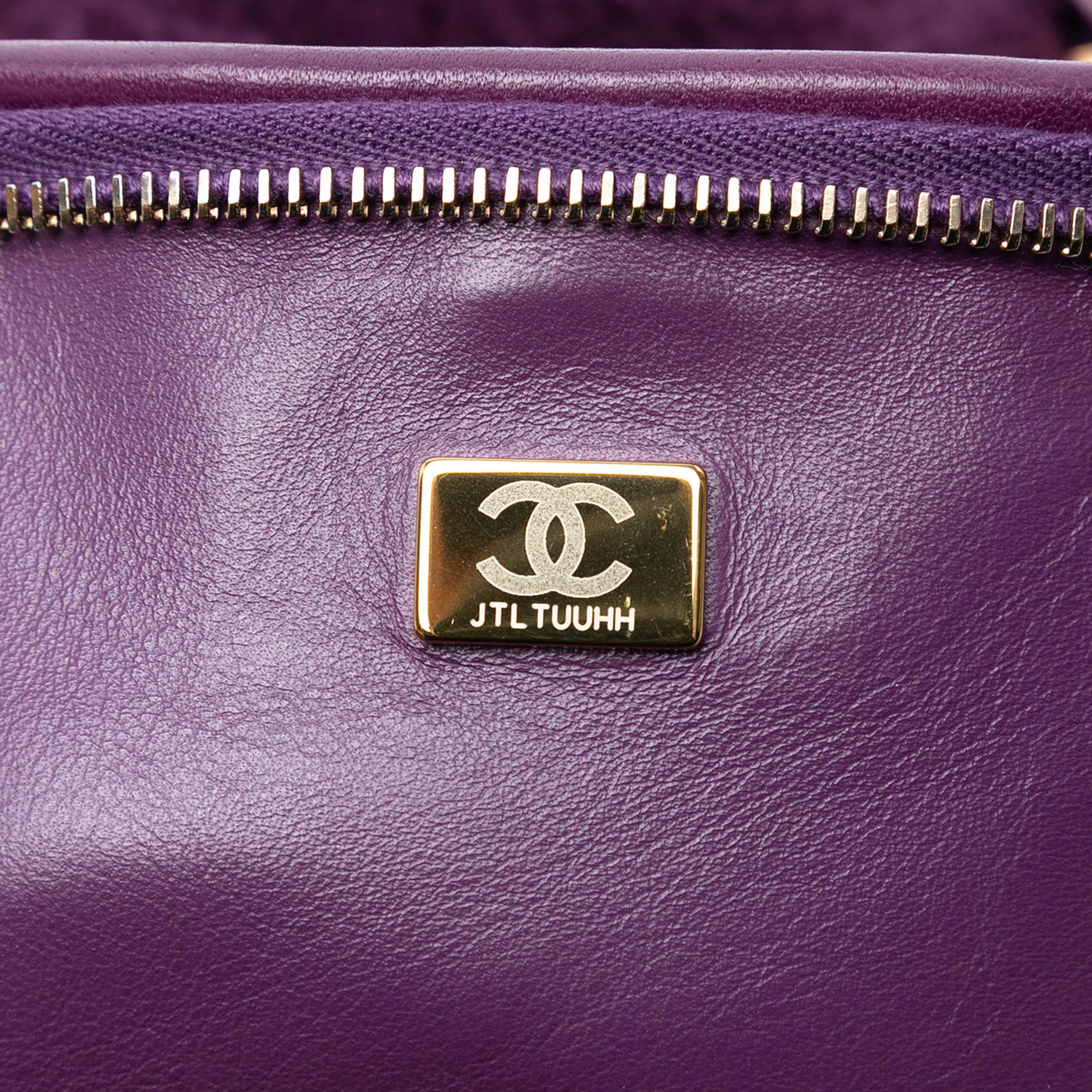 Chanel Small Quilted Shearling Vanity Case, från Luxclusif, i färgen violet. Klicka för att öppna bilden i stort format