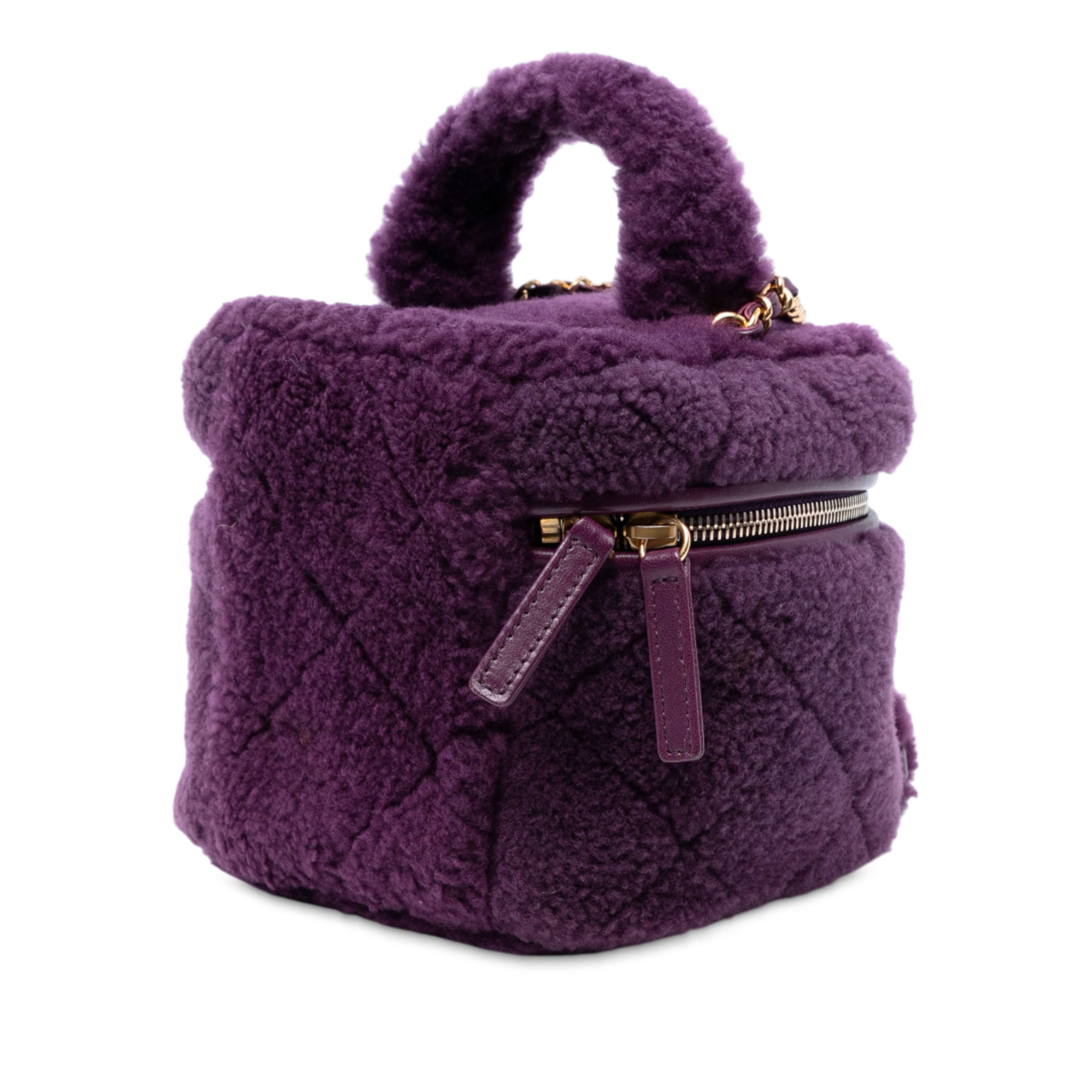Chanel Small Quilted Shearling Vanity Case, från Luxclusif, i färgen violet. Klicka för att öppna bilden i stort format