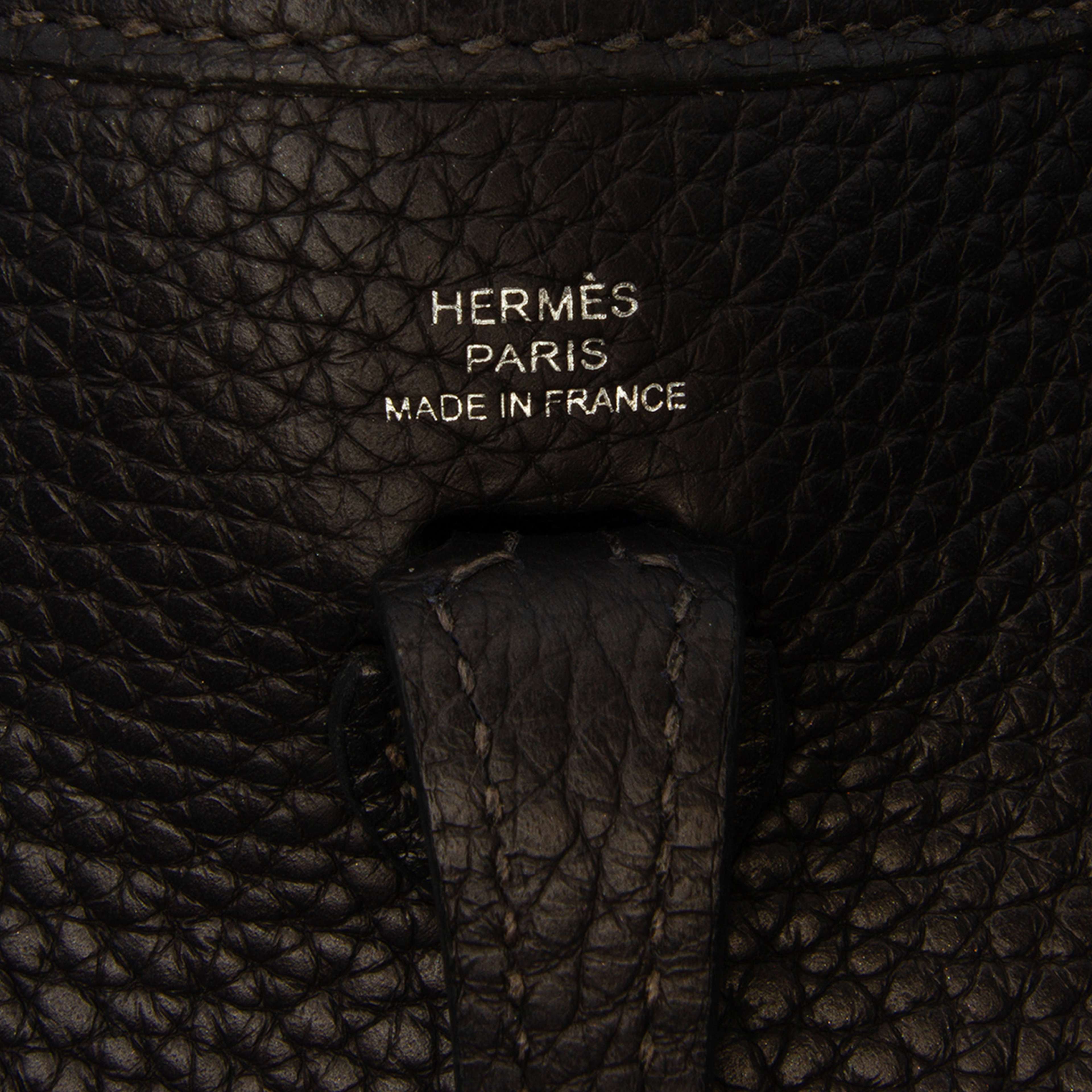 Hermès Clemence Evelyne Tpm, från Luxclusif, i färgen midnight blue.