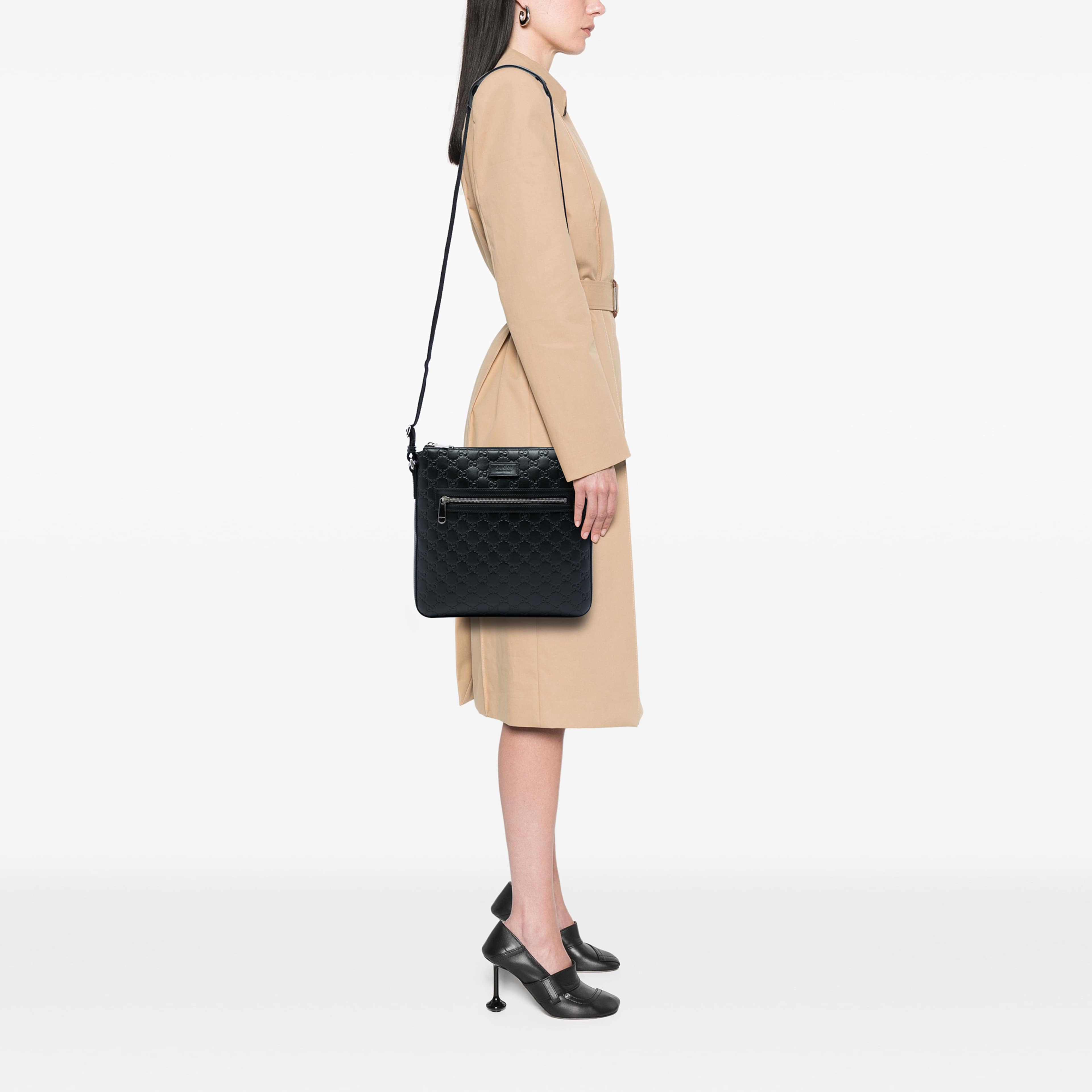 Gucci Guccissima Crossbody, från Luxclusif, i färgen svart. Klicka för att öppna bilden i stort format
