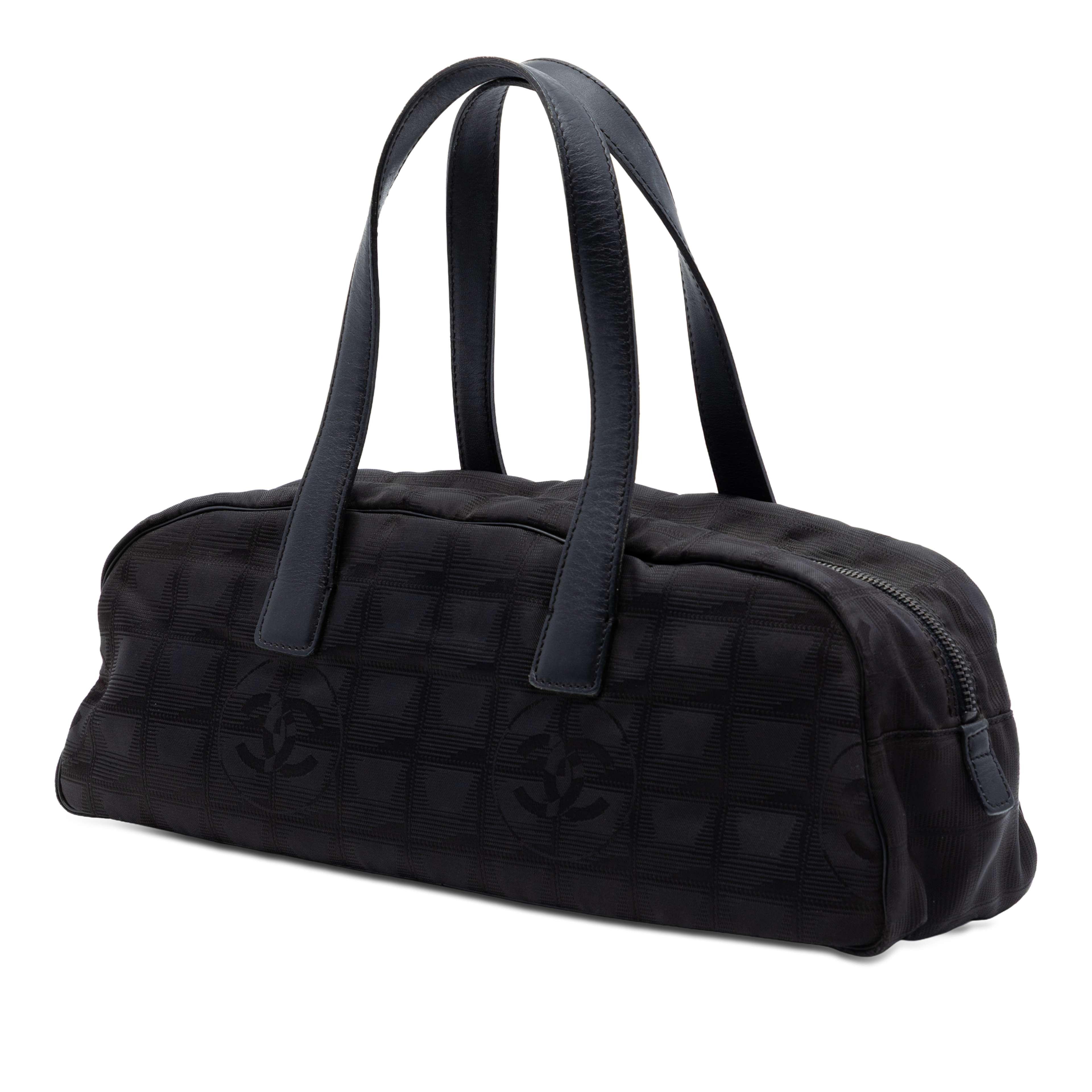 Chanel New Travel Line Nylon Handbag, från Luxclusif, i färgen svart. Klicka för att öppna bilden i stort format