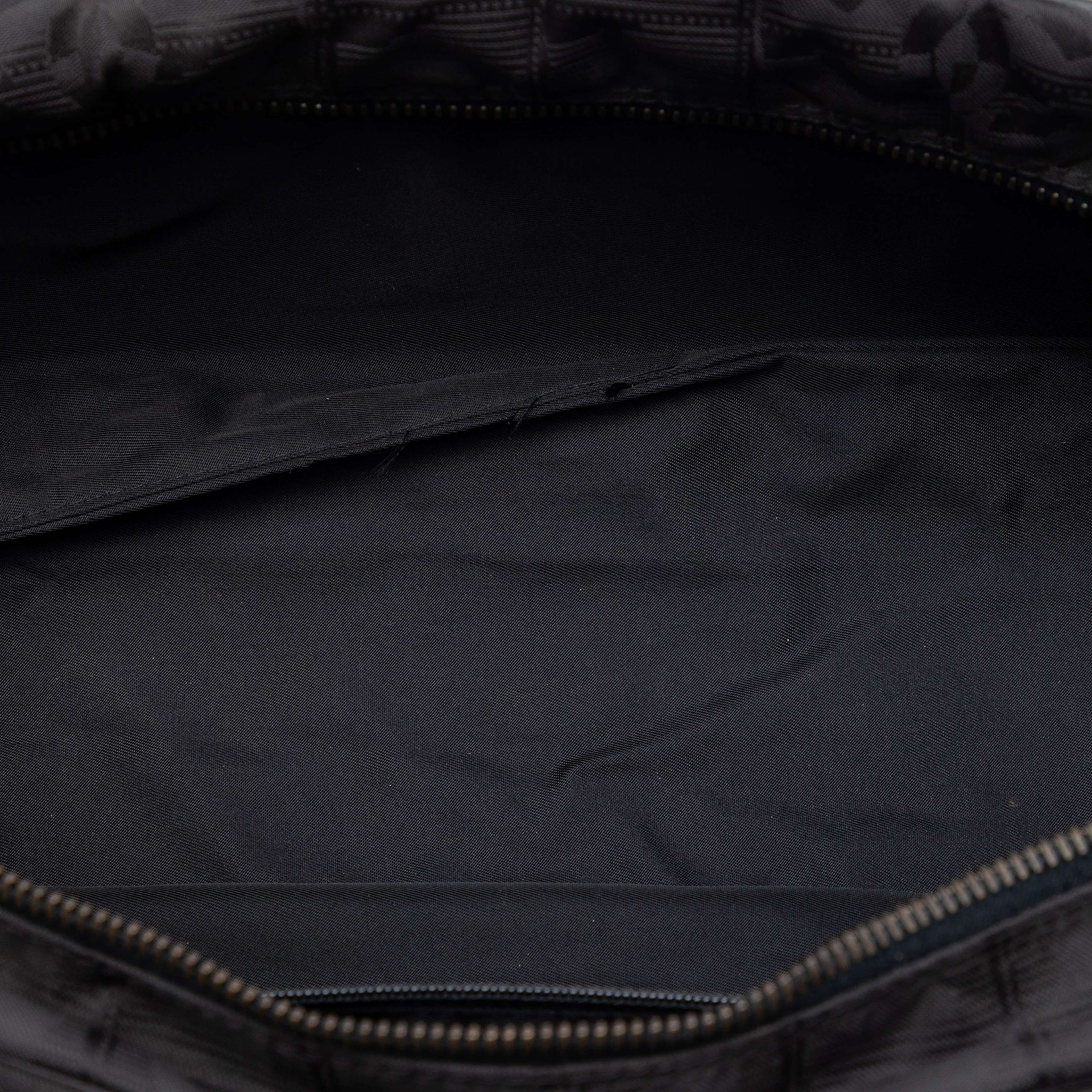 Chanel New Travel Line Nylon Handbag, från Luxclusif, i färgen black. Klicka för att öppna bilden i stort format