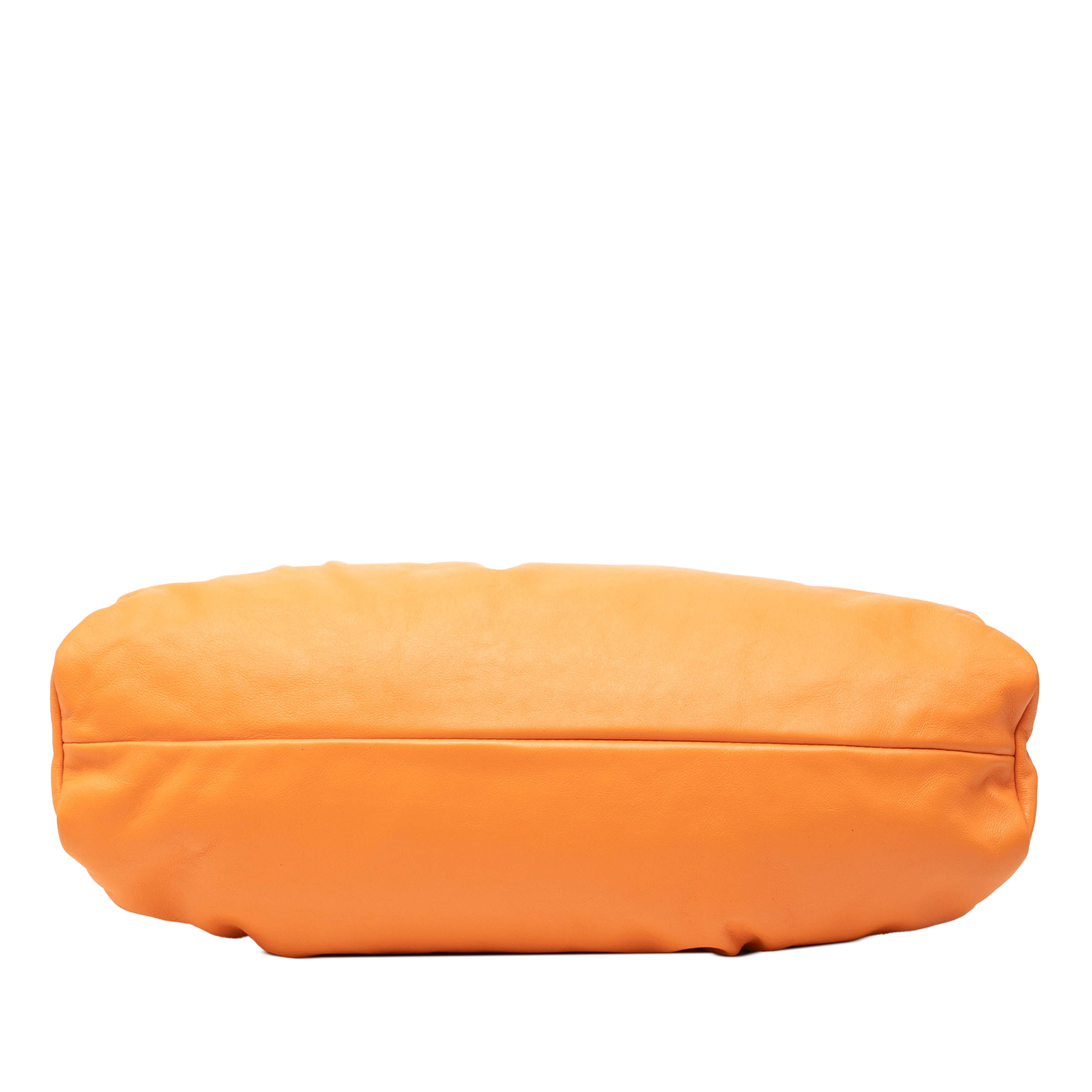 Bottega Veneta Lambskin The Shoulder Pouch, från Luxclusif, i färgen orange. Klicka för att öppna bilden i stort format