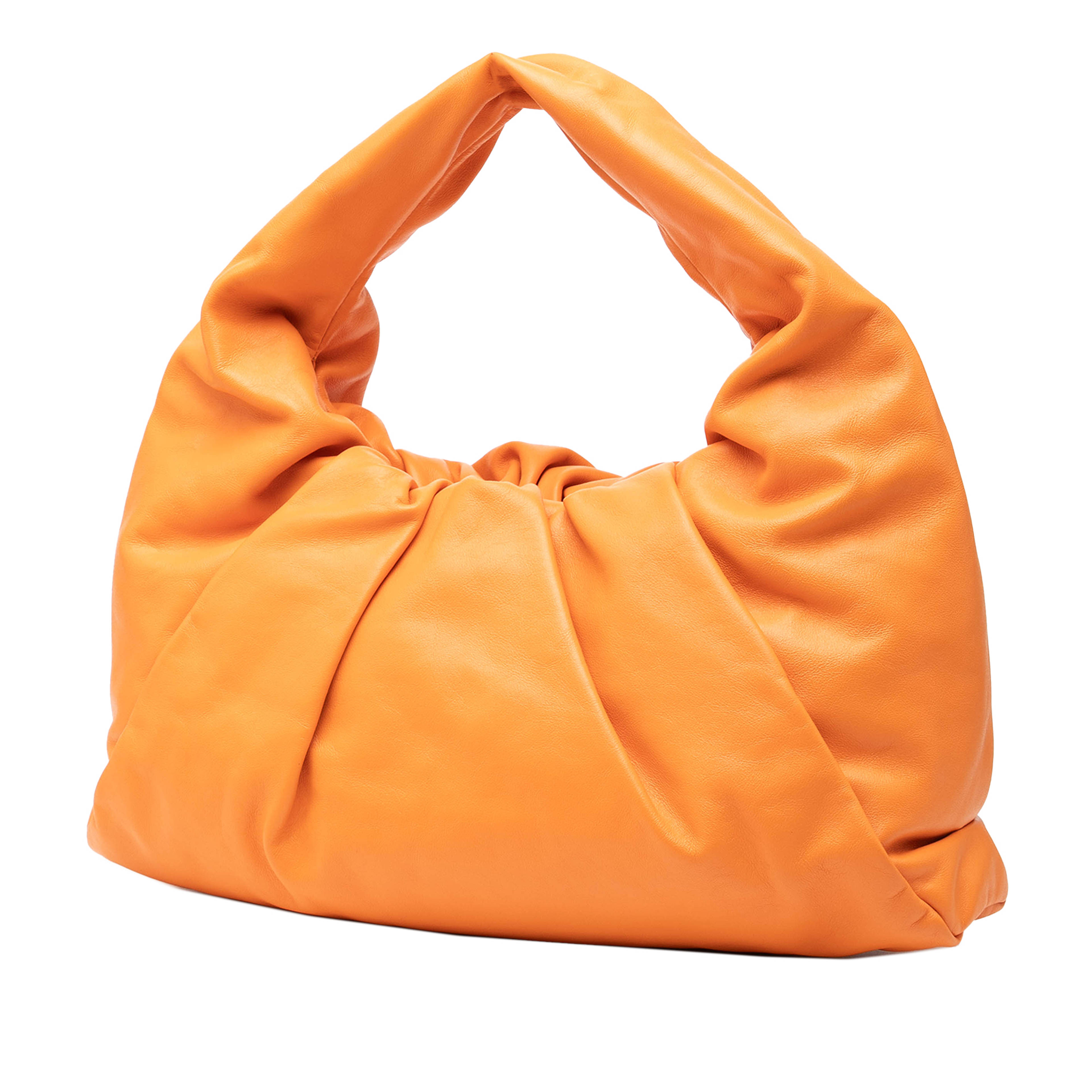 Bottega Veneta Lambskin The Shoulder Pouch, från Luxclusif, i färgen orange. Klicka för att öppna bilden i stort format