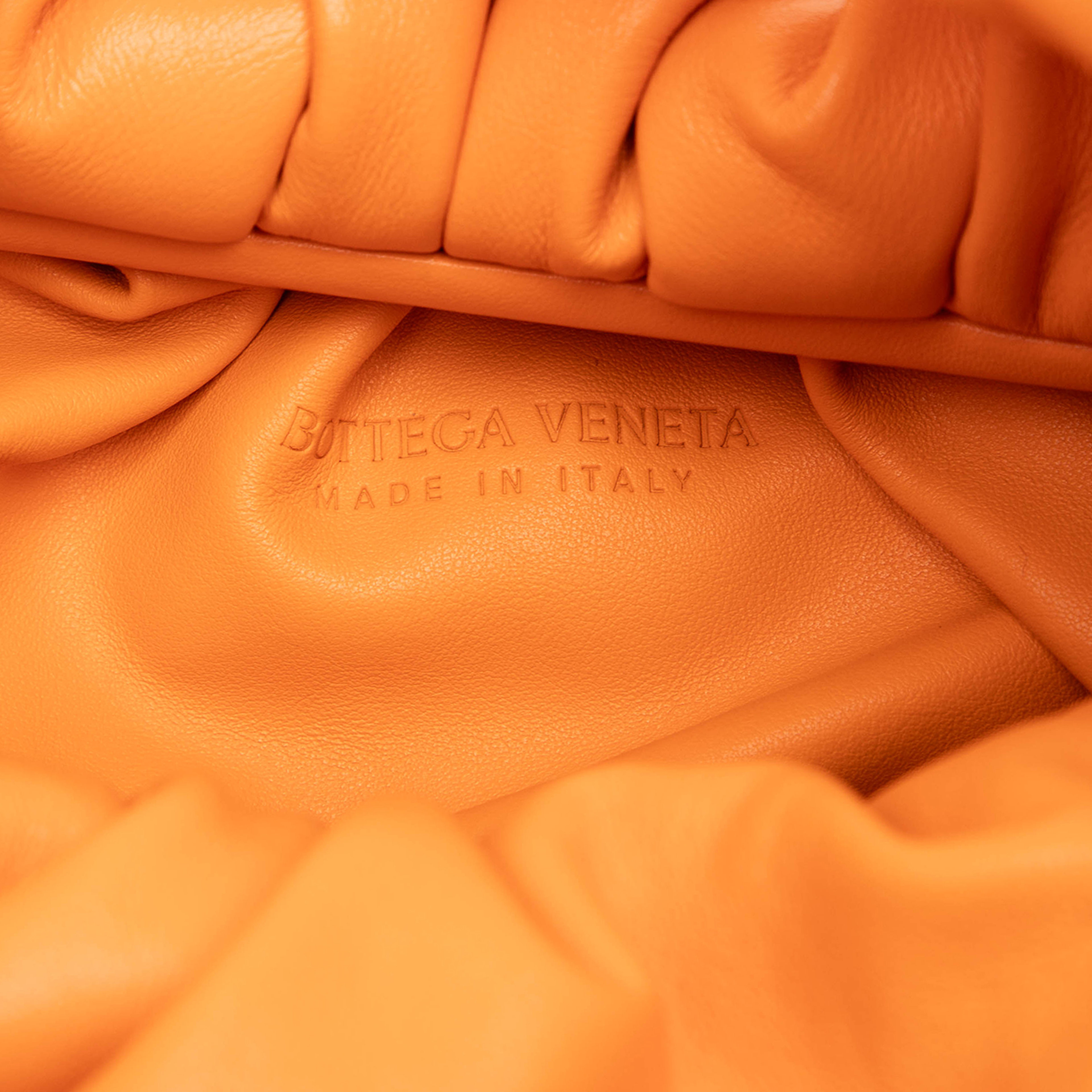 Bottega Veneta Lambskin The Shoulder Pouch, från Luxclusif, i färgen orange. Klicka för att öppna bilden i stort format