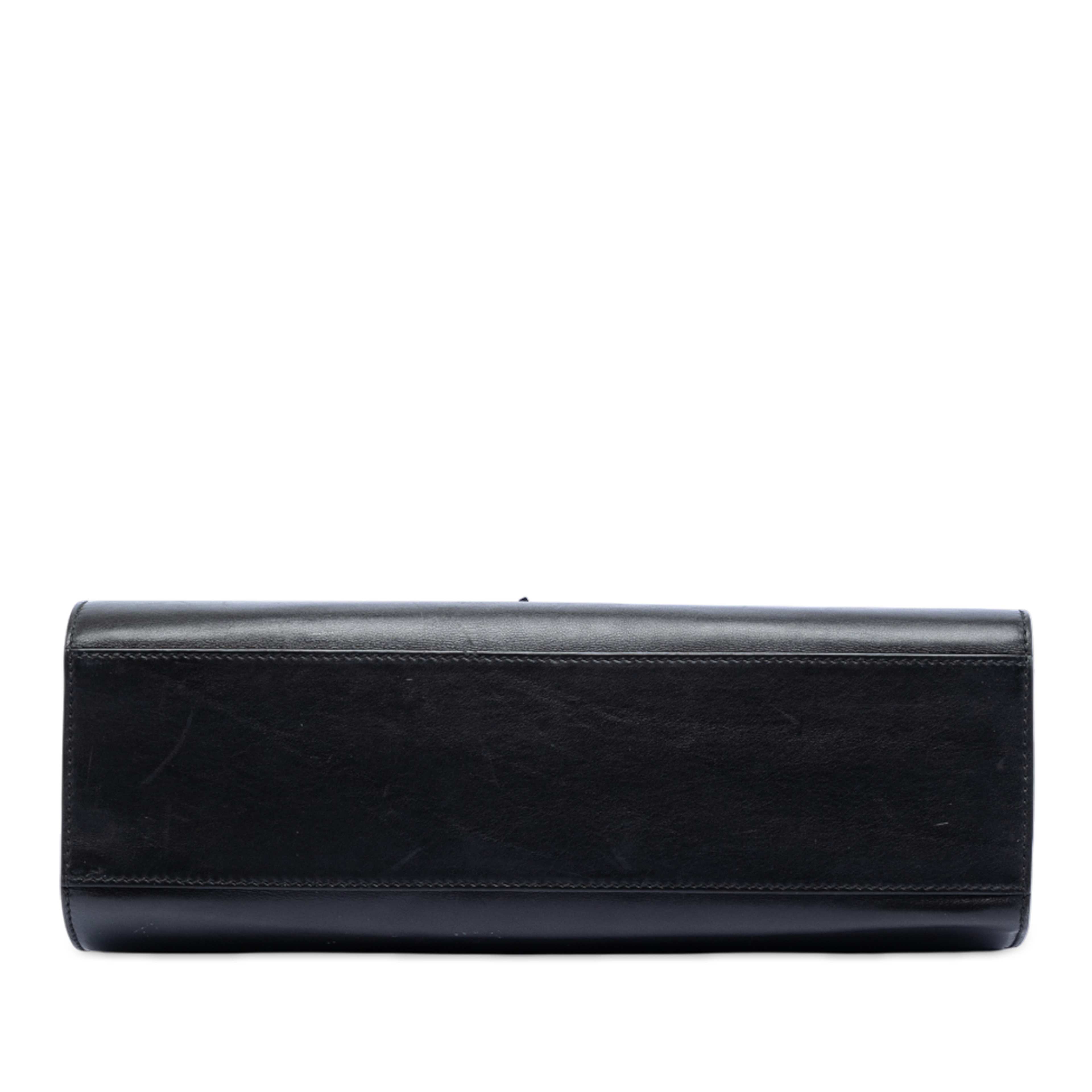 Gucci Large Leather Emily Shoulder Bag, från Luxclusif, i färgen black. Klicka för att öppna bilden i stort format