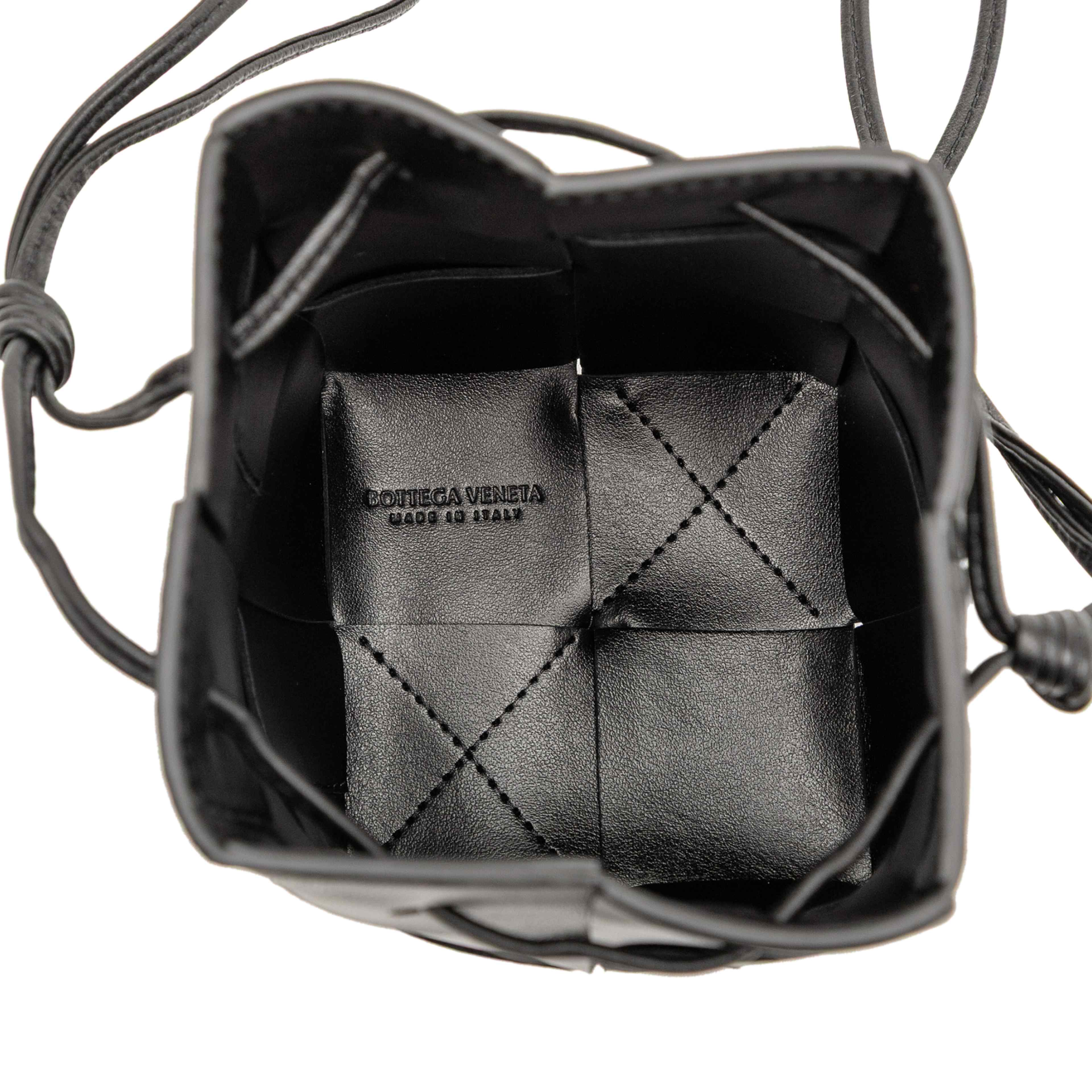 Bottega Veneta Mini Nappa Maxi Intrecciato Cassette Bucket Bag, från Luxclusif, i färgen black. Klicka för att öppna bilden i stort format