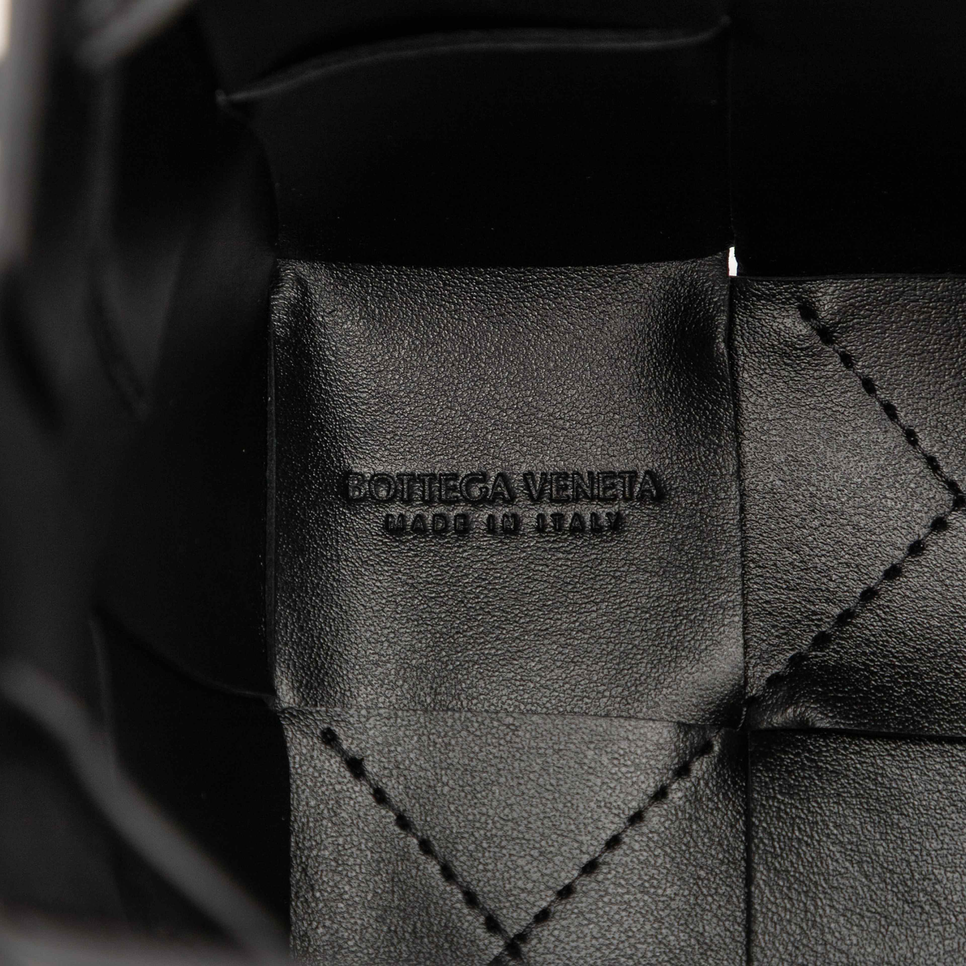 Bottega Veneta Mini Nappa Maxi Intrecciato Cassette Bucket Bag, från Luxclusif, i färgen black. Klicka för att öppna bilden i stort format