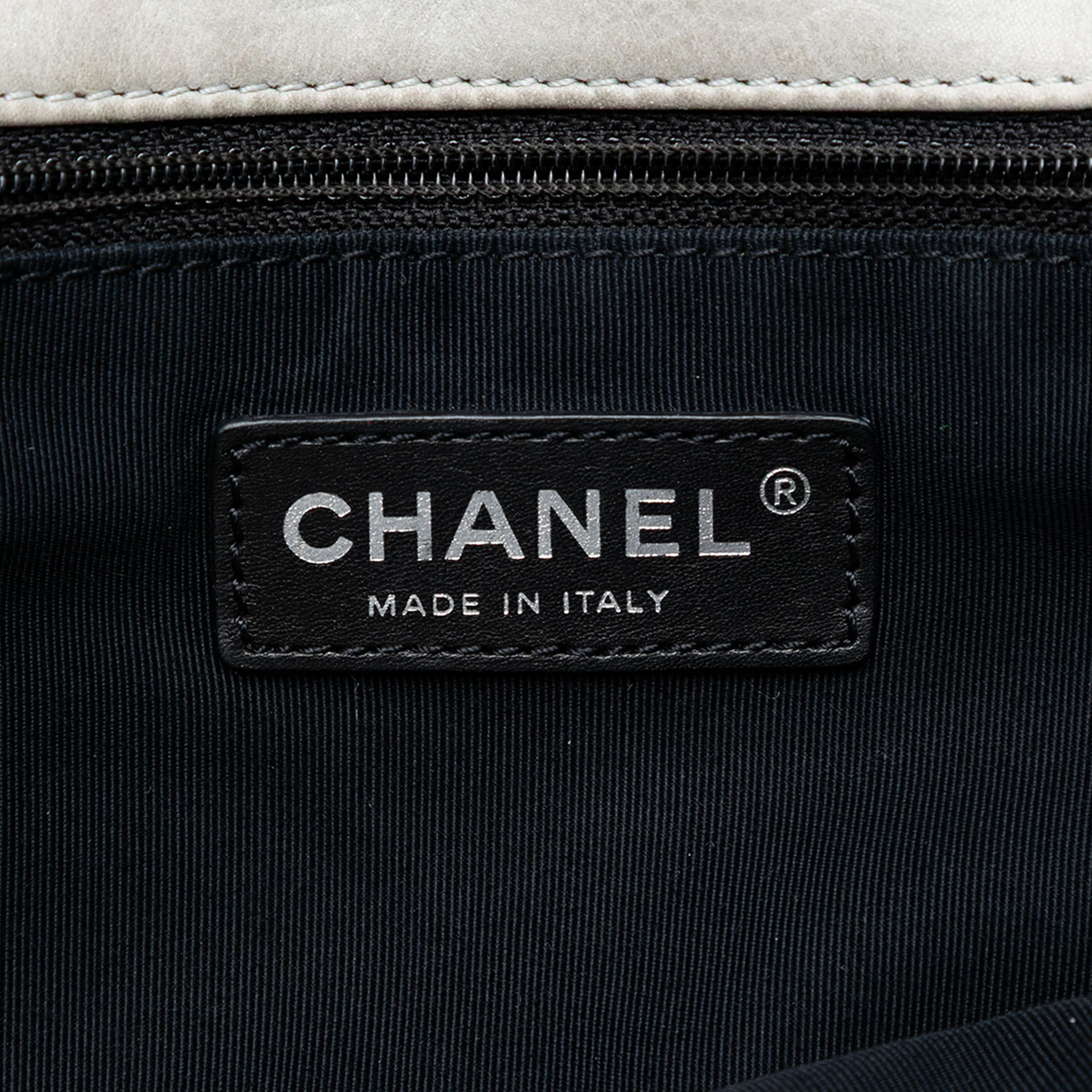 Chanel Large Quilted Iridescent Calfskin Coco Pleats Flap, från Luxclusif, i färgen light gray. Klicka för att öppna bilden i stort format