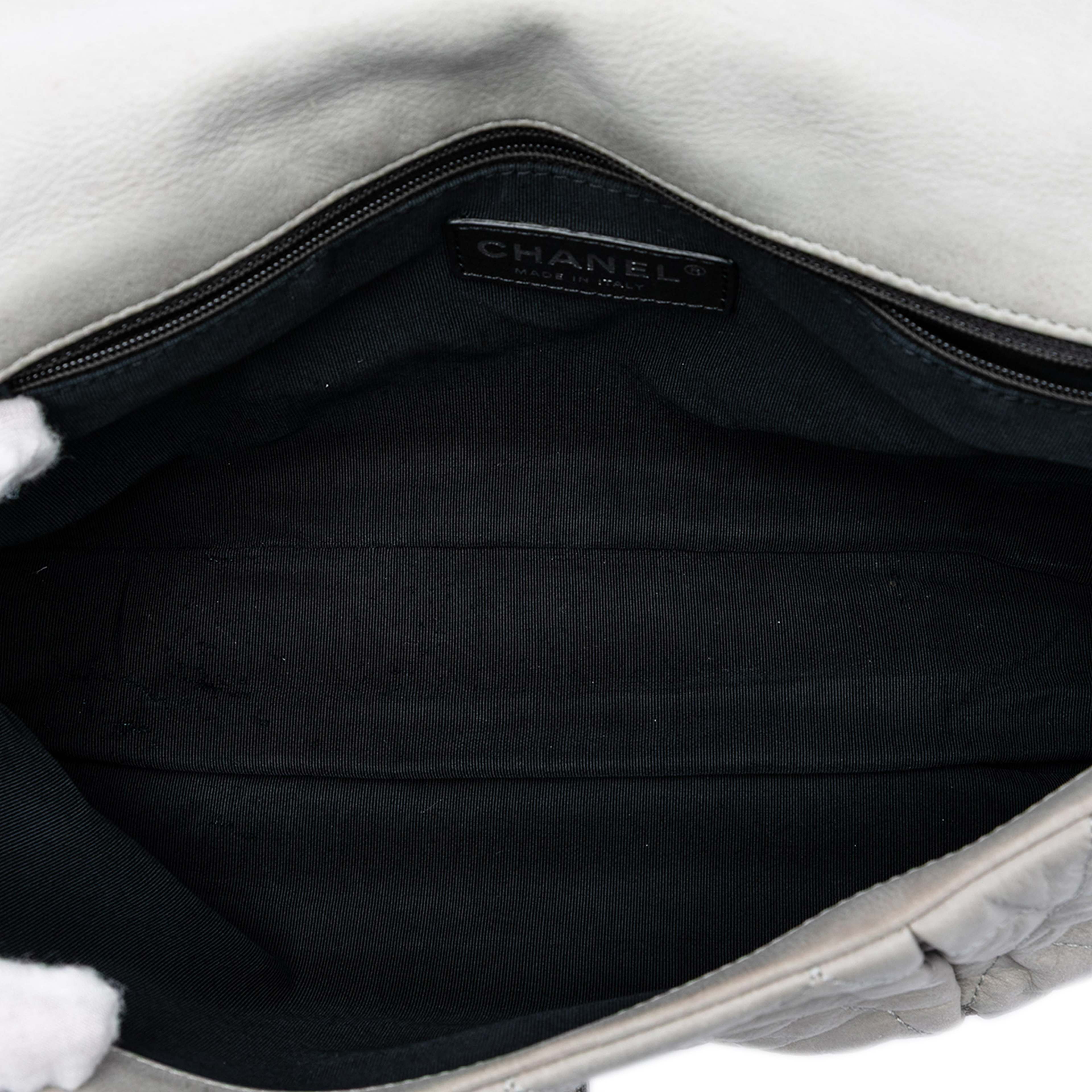 Chanel Large Quilted Iridescent Calfskin Coco Pleats Flap, från Luxclusif, i färgen light gray. Klicka för att öppna bilden i stort format