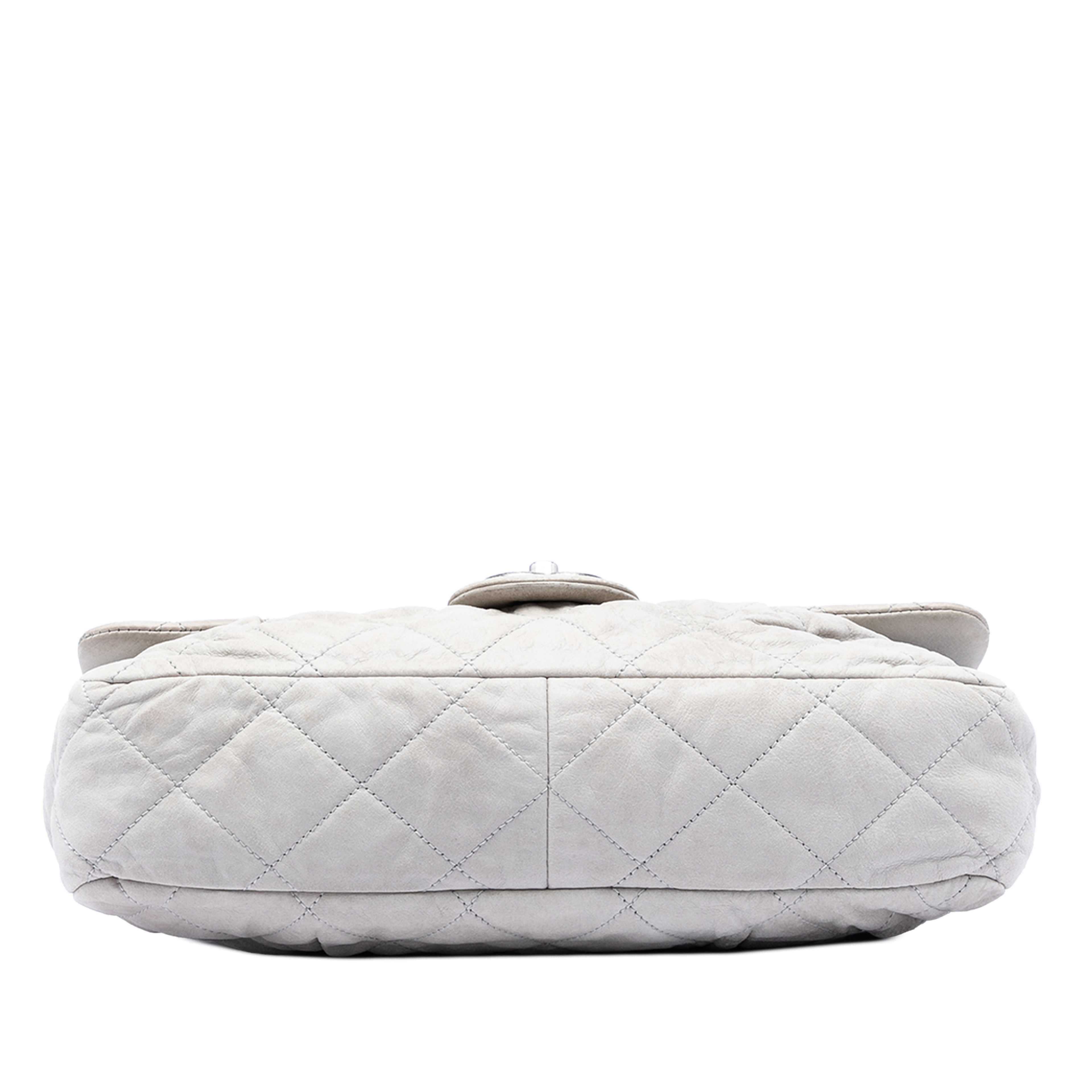 Chanel Large Quilted Iridescent Calfskin Coco Pleats Flap, från Luxclusif, i färgen light gray. Klicka för att öppna bilden i stort format