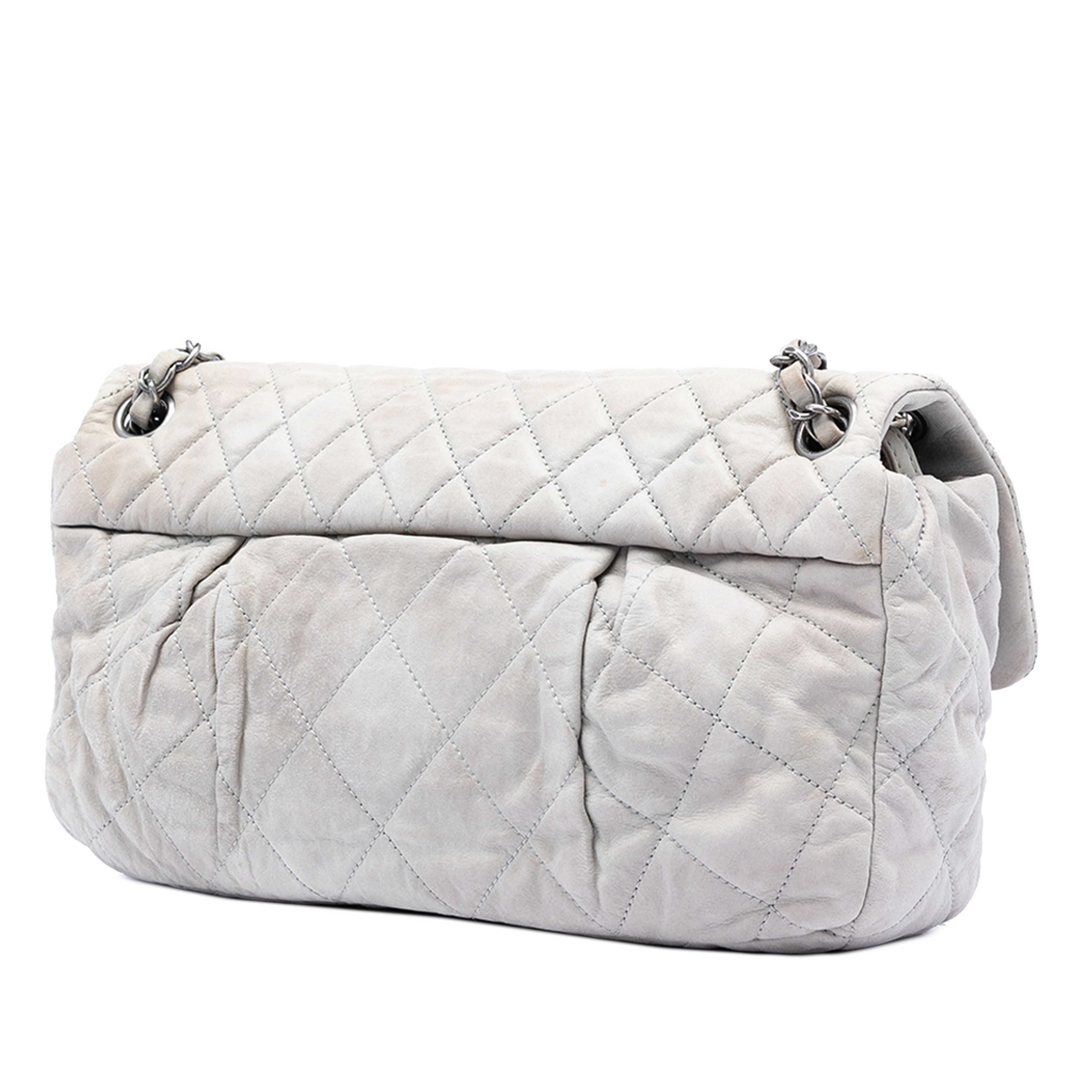Chanel Large Quilted Iridescent Calfskin Coco Pleats Flap, från Luxclusif, i färgen light gray. Klicka för att öppna bilden i stort format