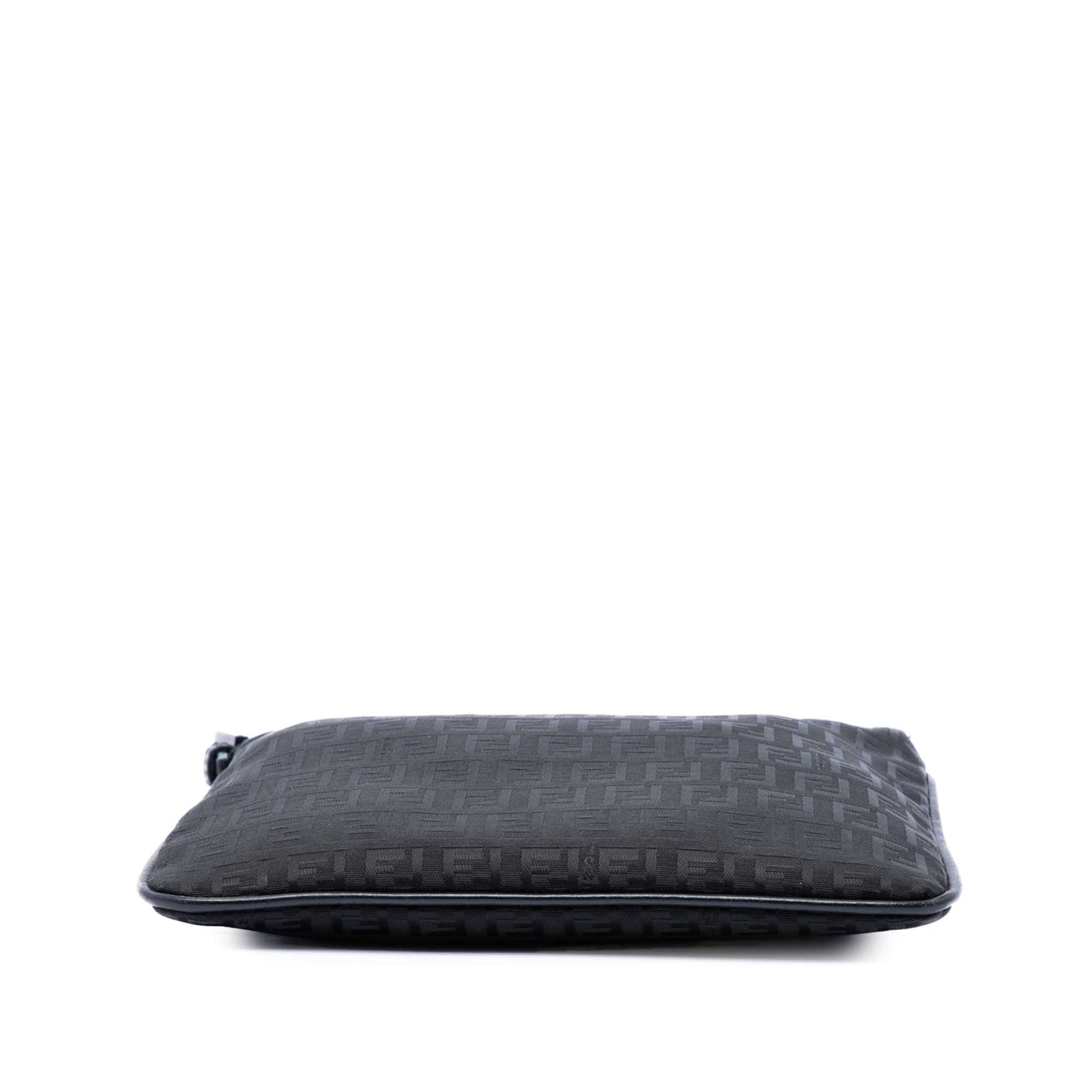 Fendi Zucchino Canvas Shoulder Bag, från Luxclusif, i färgen svart. Klicka för att öppna bilden i stort format