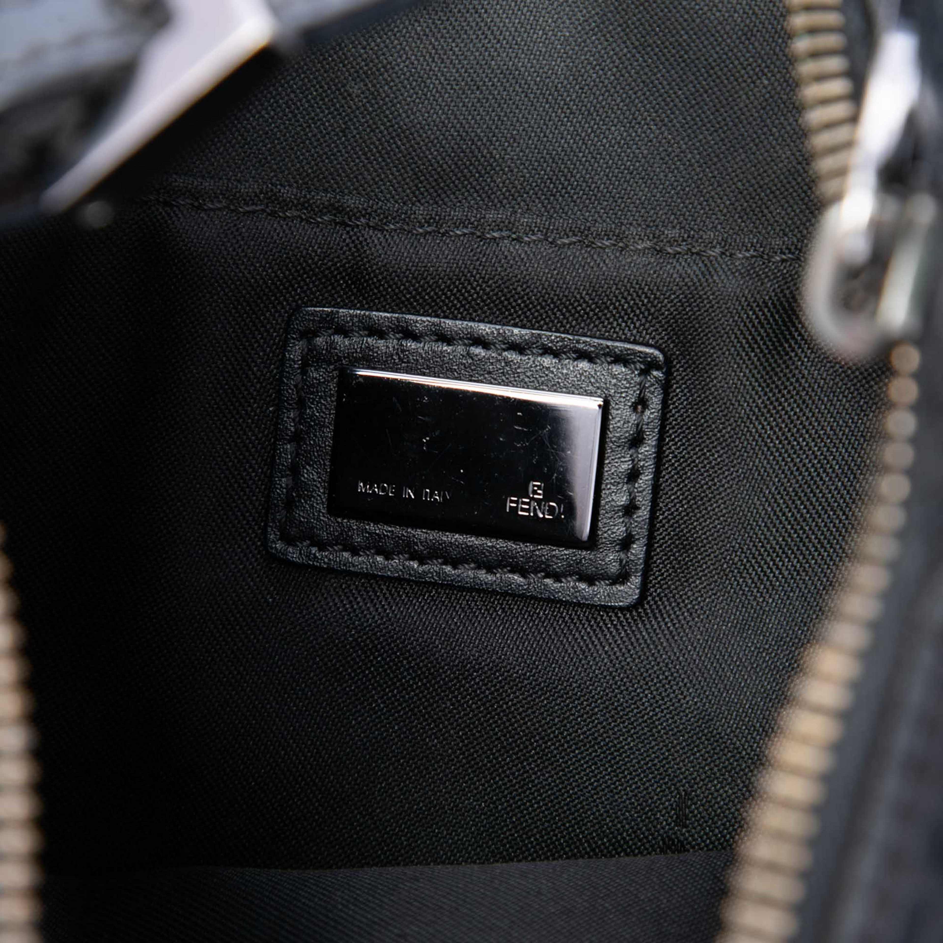 Fendi Zucchino Canvas Shoulder Bag, från Luxclusif, i färgen svart. Klicka för att öppna bilden i stort format